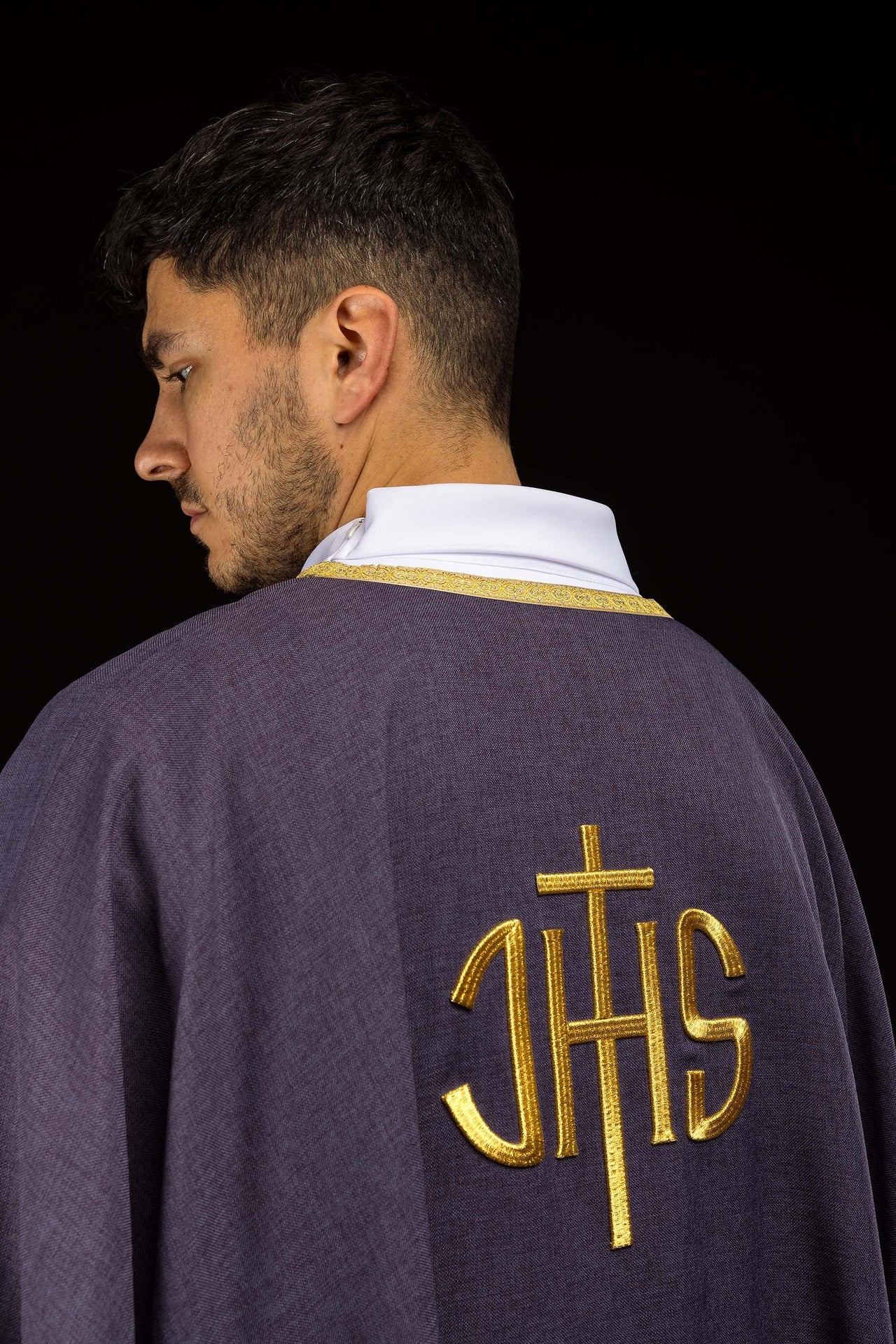 Ornement liturgique violet avec broderie dorée IHS