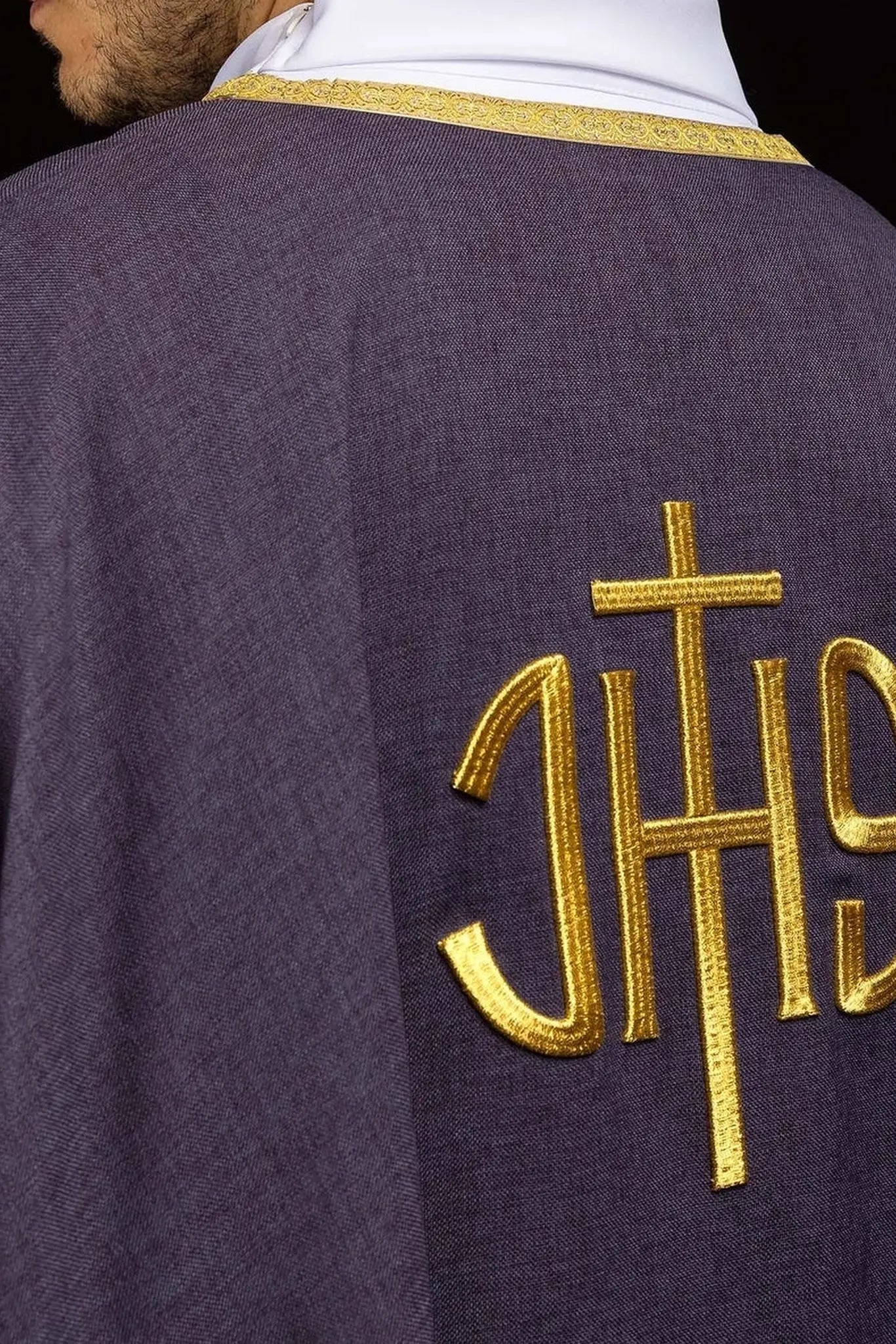 Chasuble liturgique violette avec broderie dorée IHS