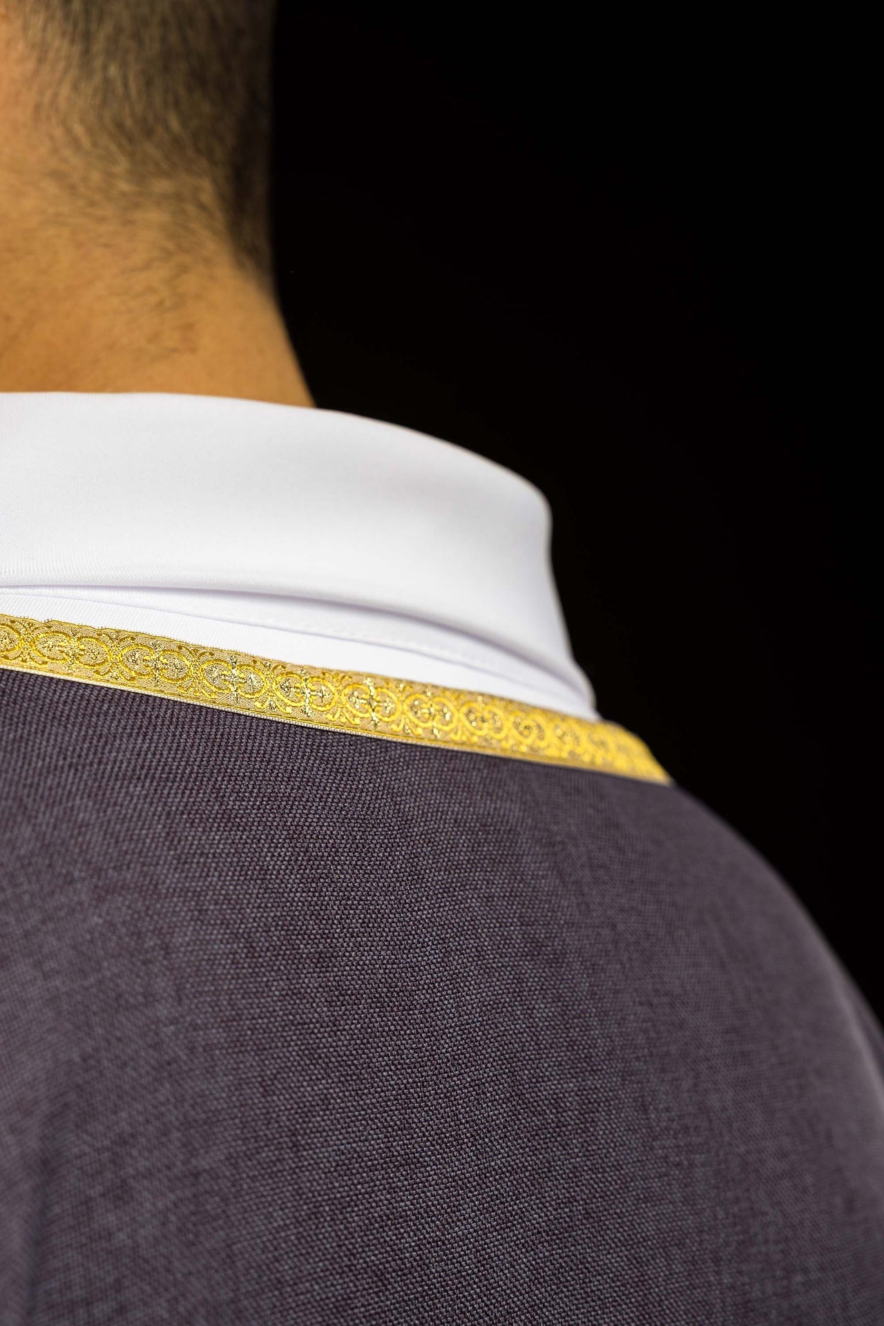 Ornement liturgique violet avec broderie dorée IHS