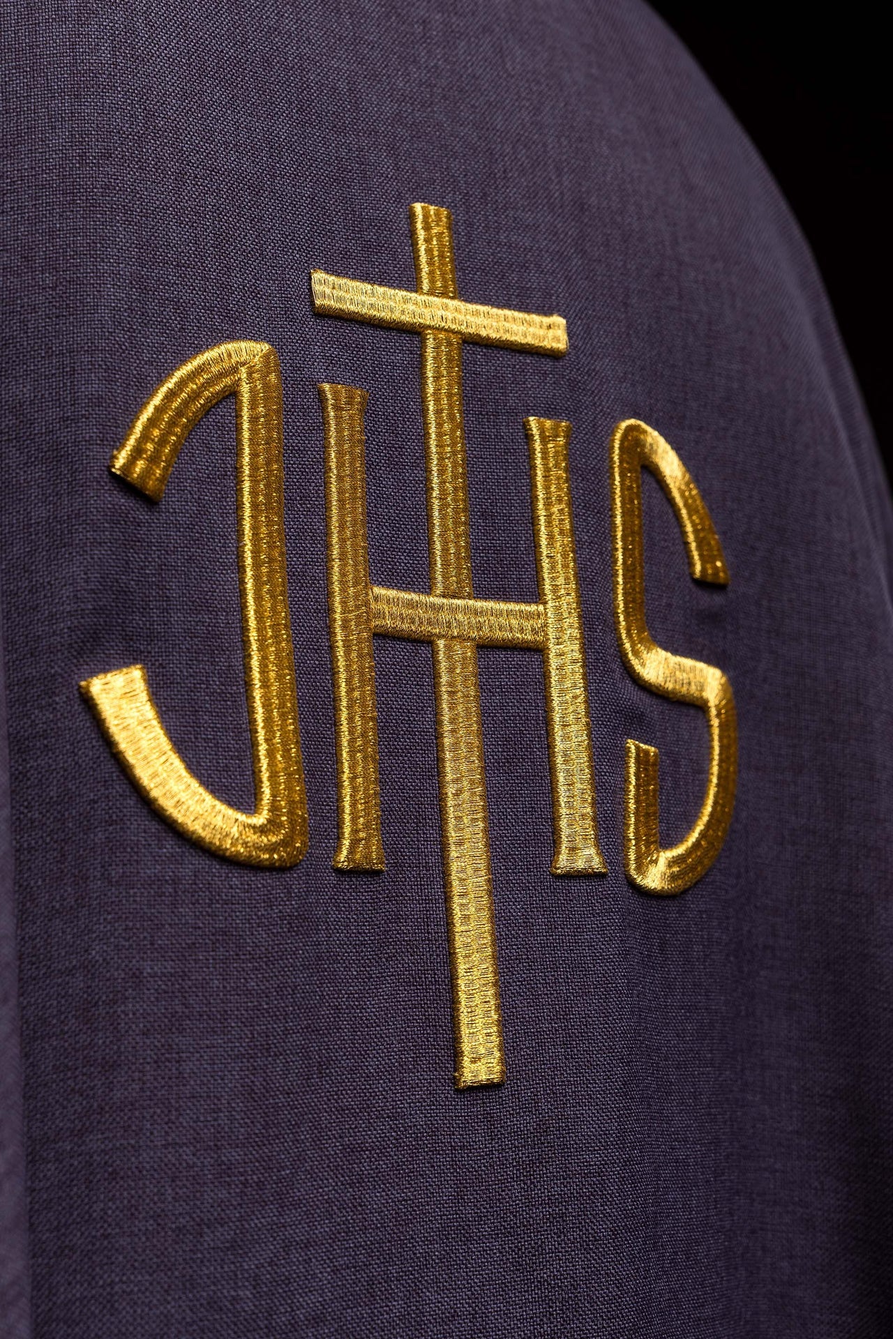 Ornement liturgique violet avec broderie dorée IHS