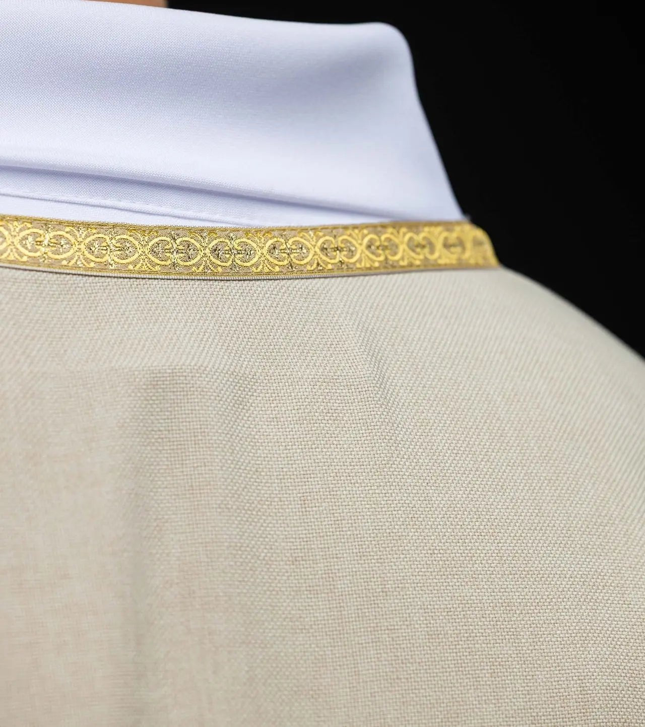 Chasuble liturgique écrue avec broderie dorée IHS