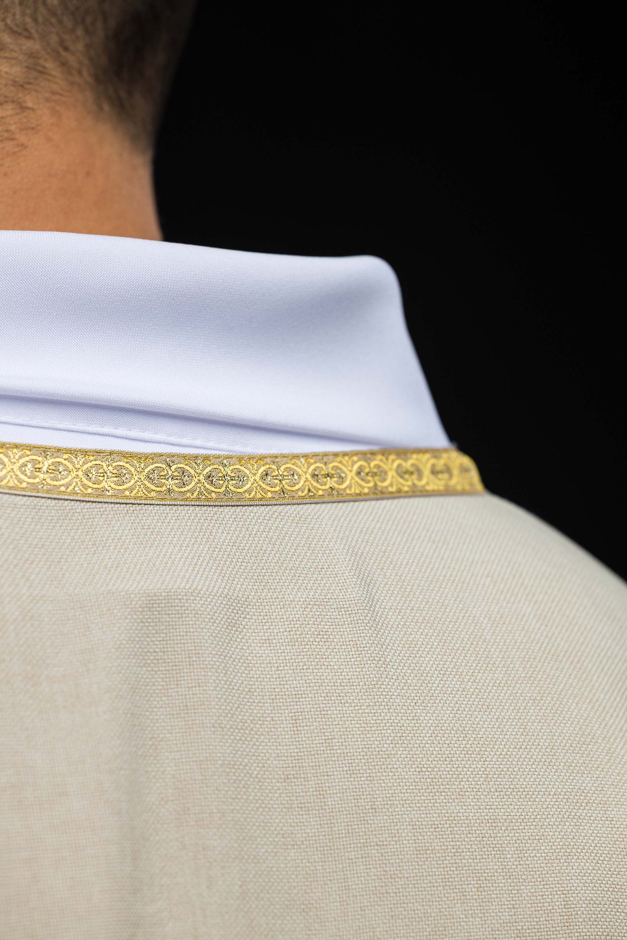 Ornat liturgique écru avec broderie dorée IHS