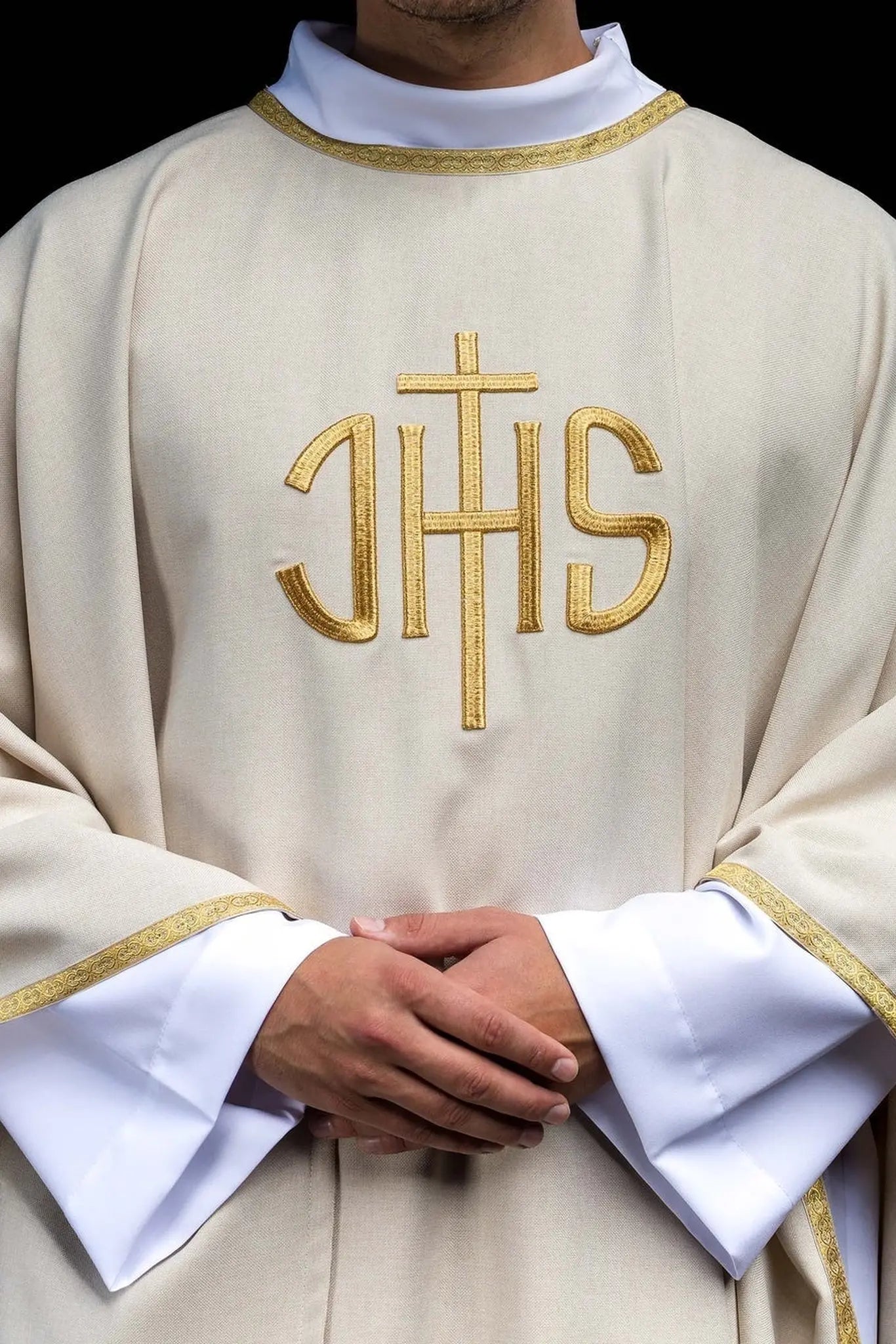 Chasuble liturgique écrue avec broderie dorée IHS