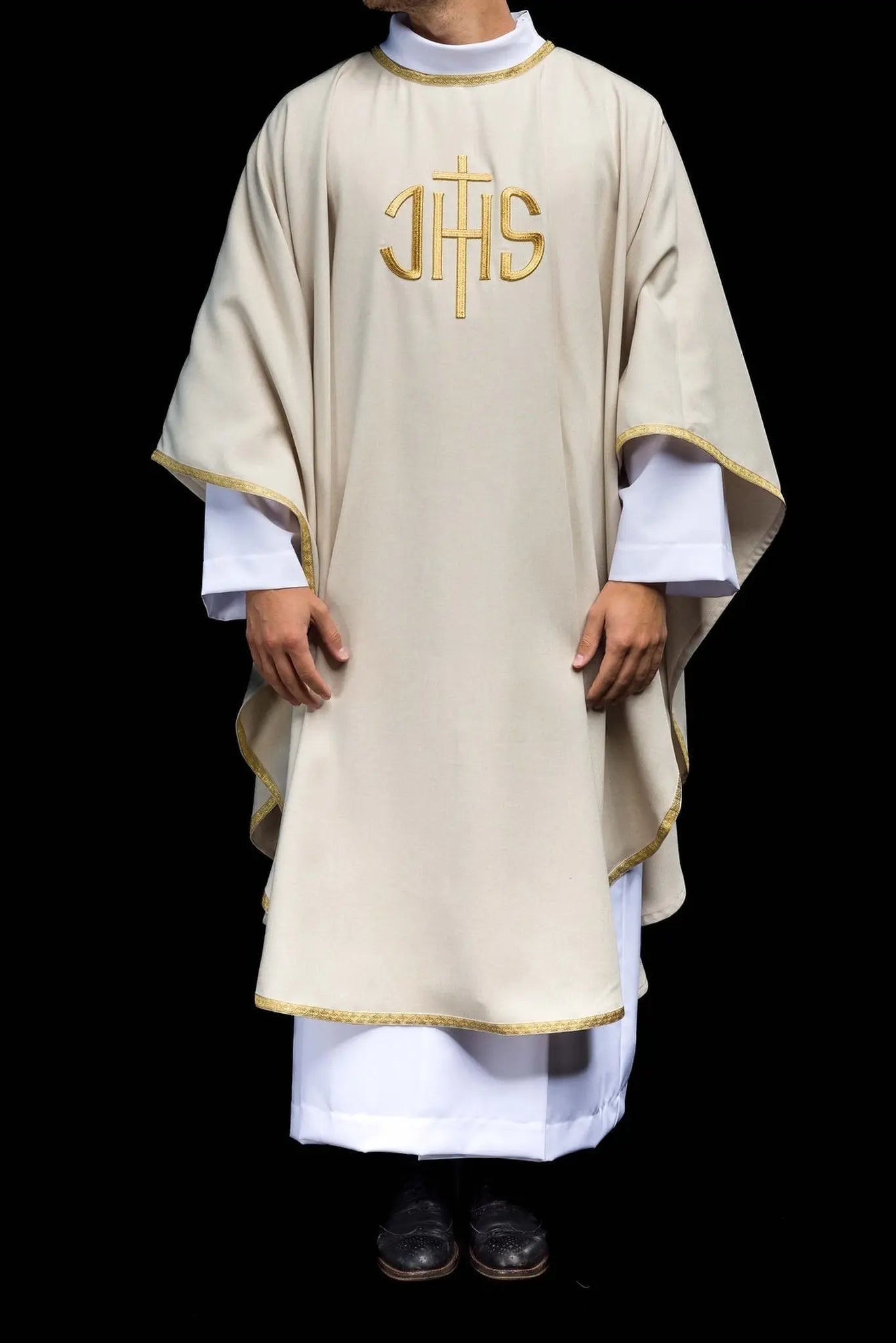 Chasuble liturgique écrue avec broderie dorée IHS