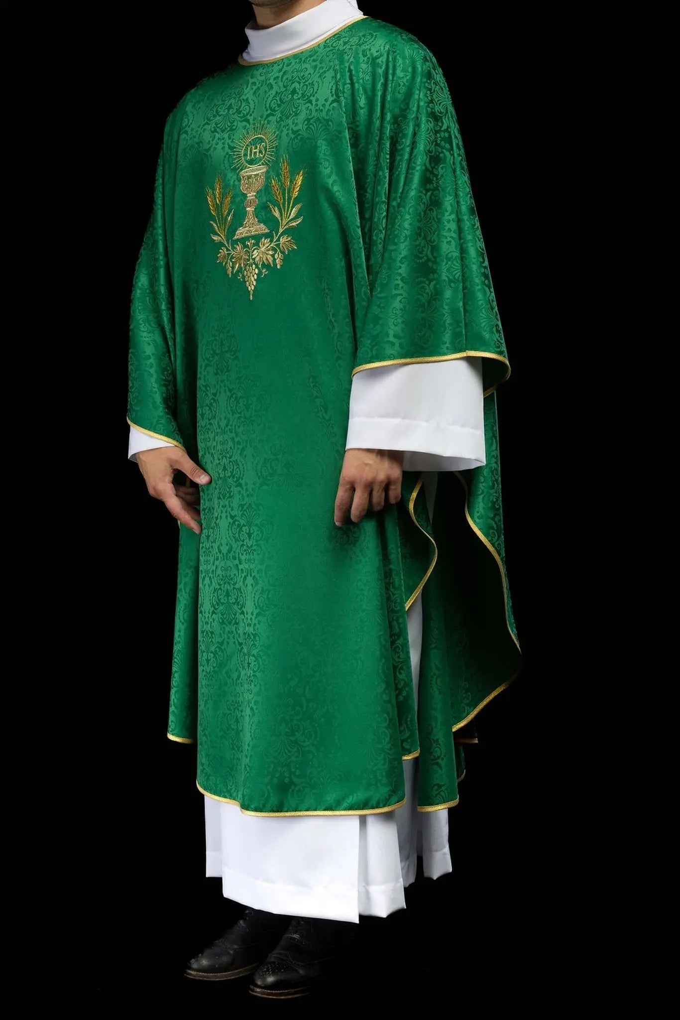 Chasuble liturgique verte avec broderie de calice et hostie