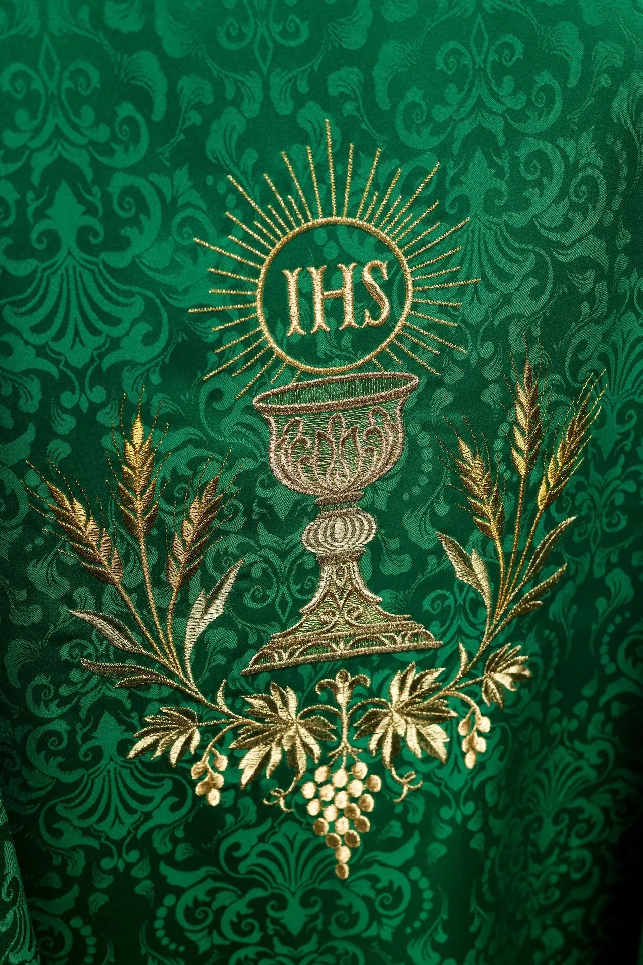 Chasuble liturgique verte avec broderie de calice et hostie