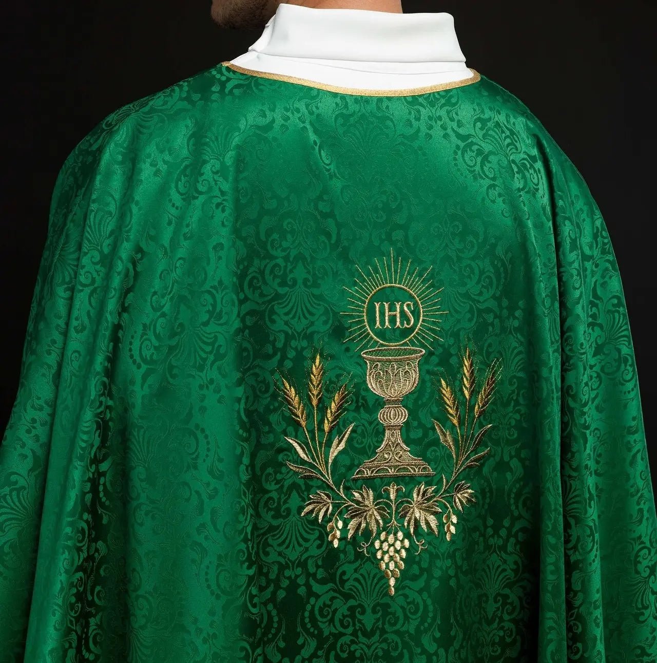 Chasuble liturgique verte avec broderie de calice et hostie