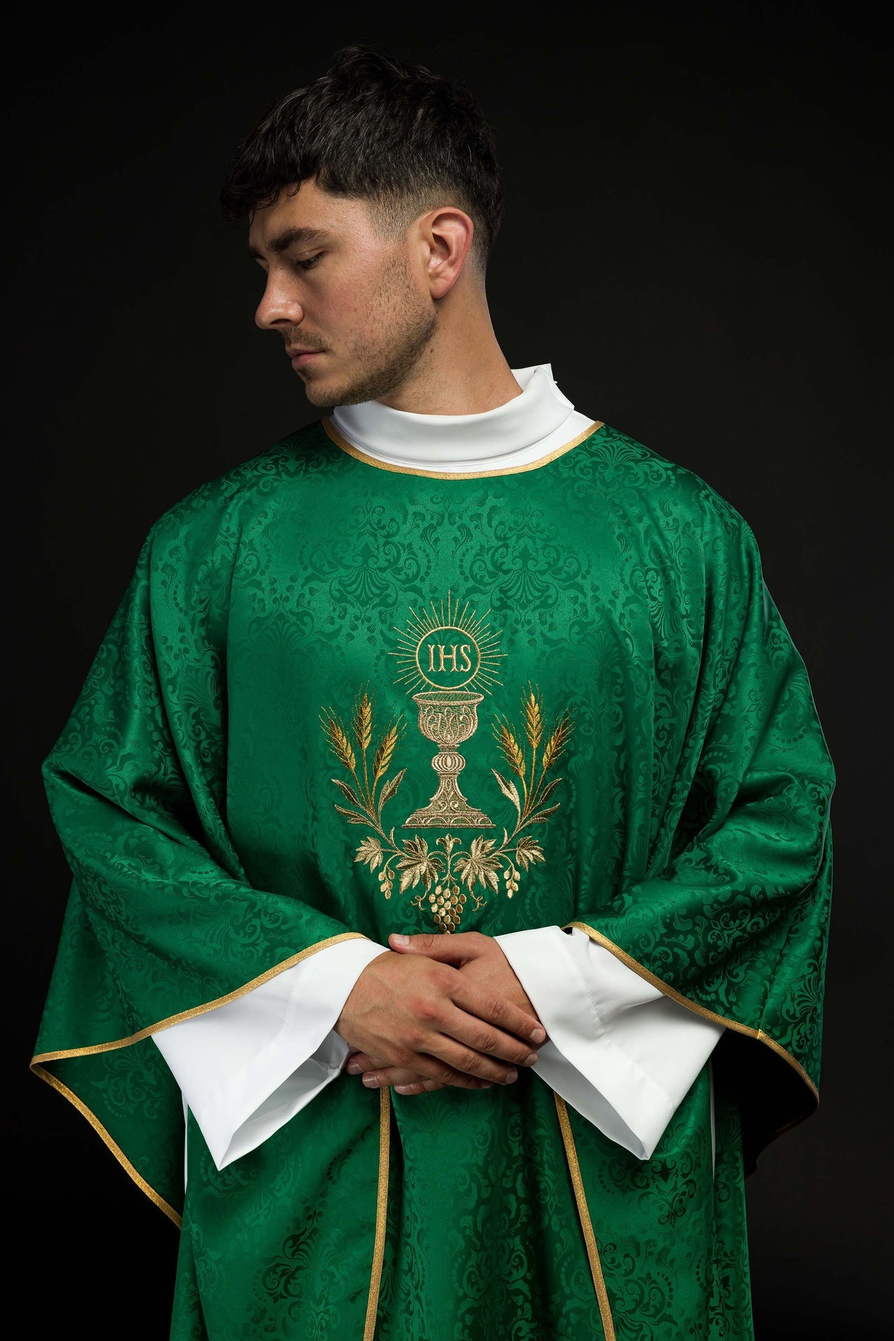 Ornat liturgiczny zielony z haftem kielicha i hostii na tkaninie żakardowej - ORNATY.PL