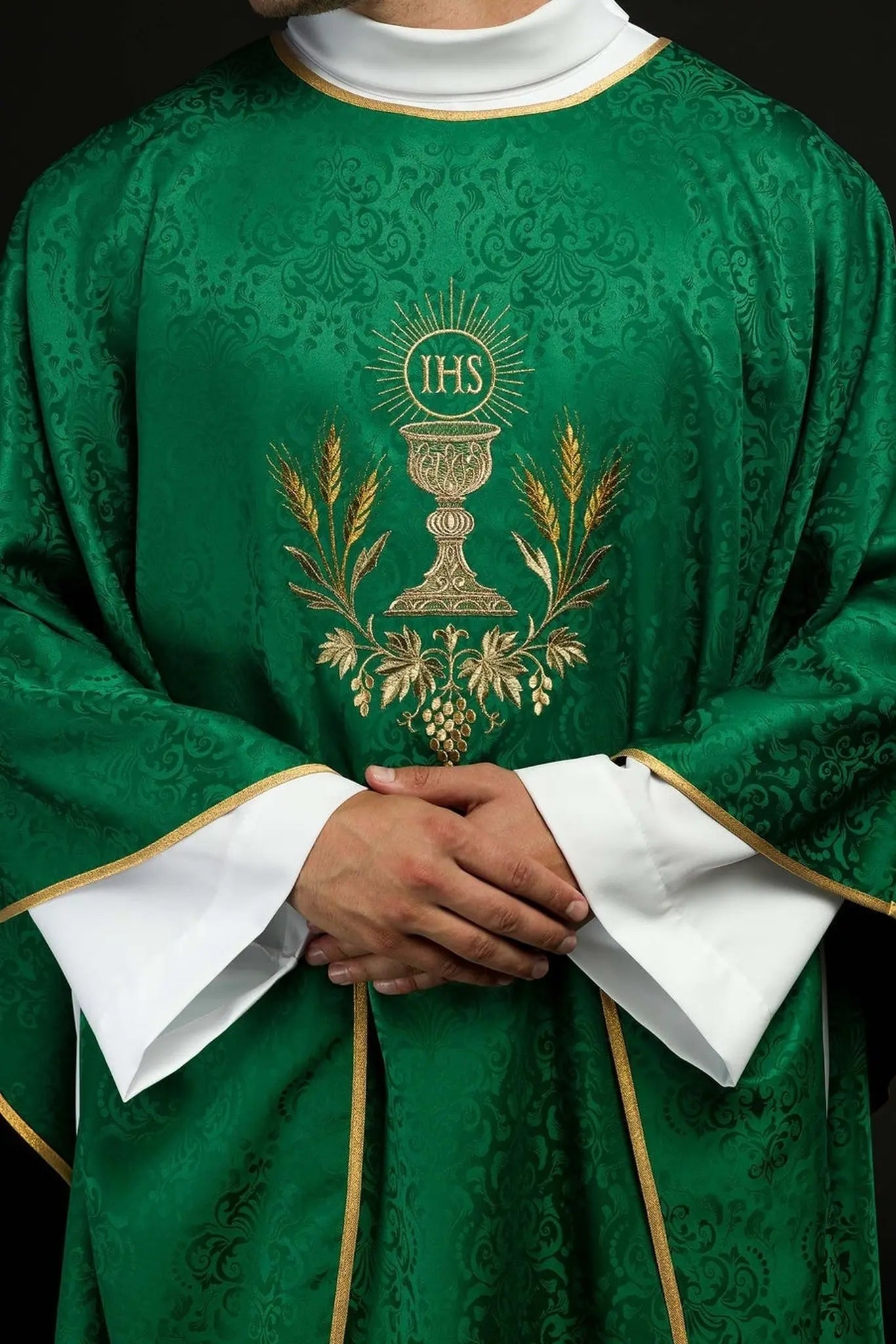 Chasuble liturgique verte avec broderie de calice et hostie