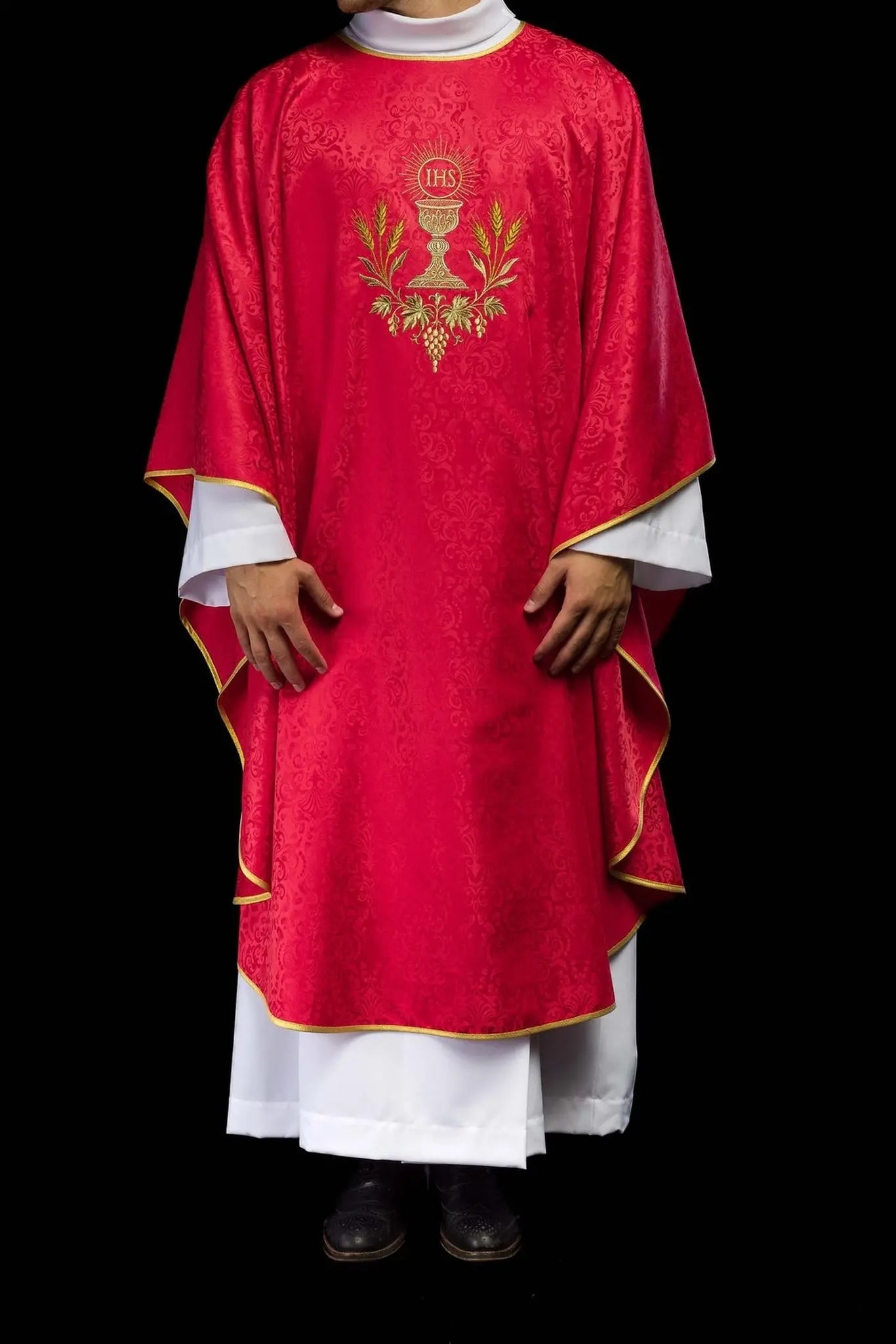 Chasuble liturgique rouge avec un calice brodé et une hostie sur tissu jacquard