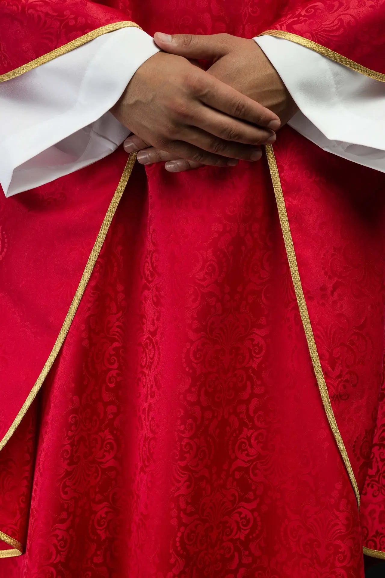 Chasuble liturgique rouge avec un calice brodé et une hostie sur tissu jacquard