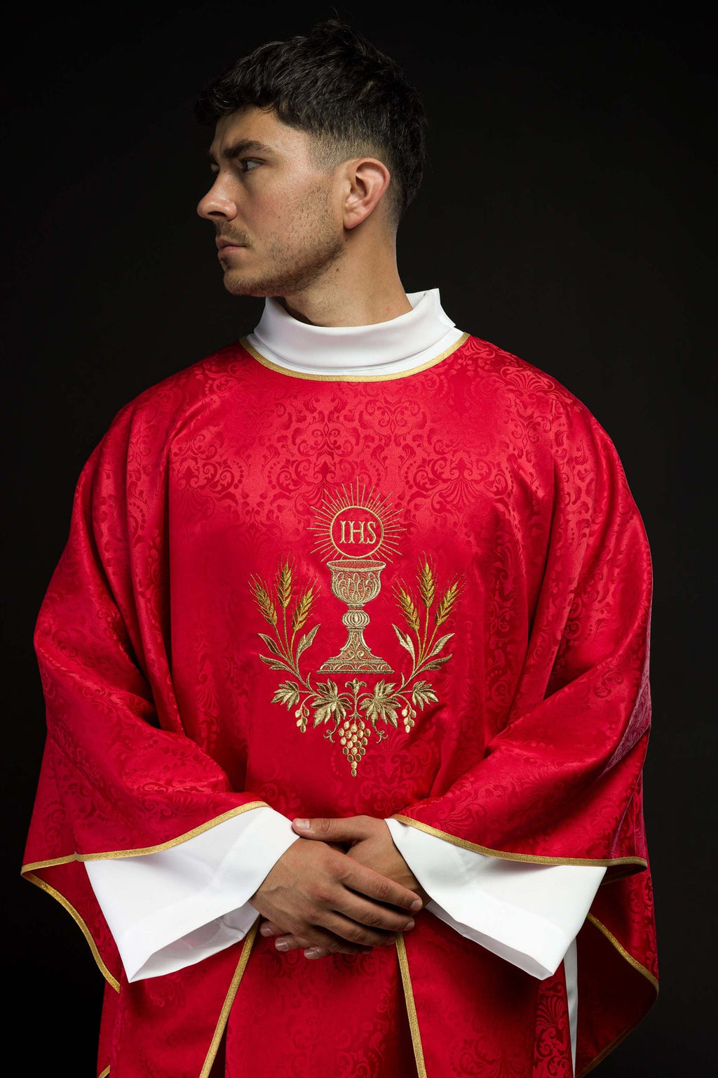 Ornat liturgiczny czerwony z haftem kielicha i hostii na tkaninie żakardowej - ORNATY.PL