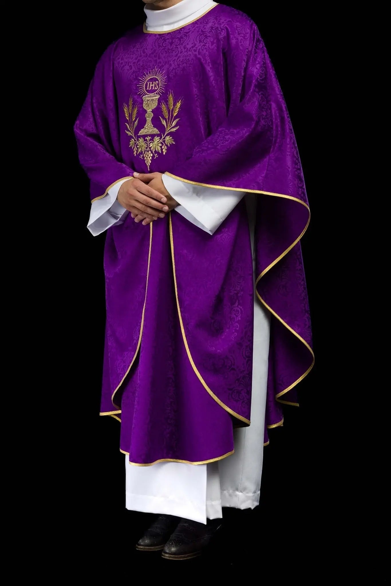 Chasuble liturgique violette avec broderie de calice et hostie sur tissu jacquard