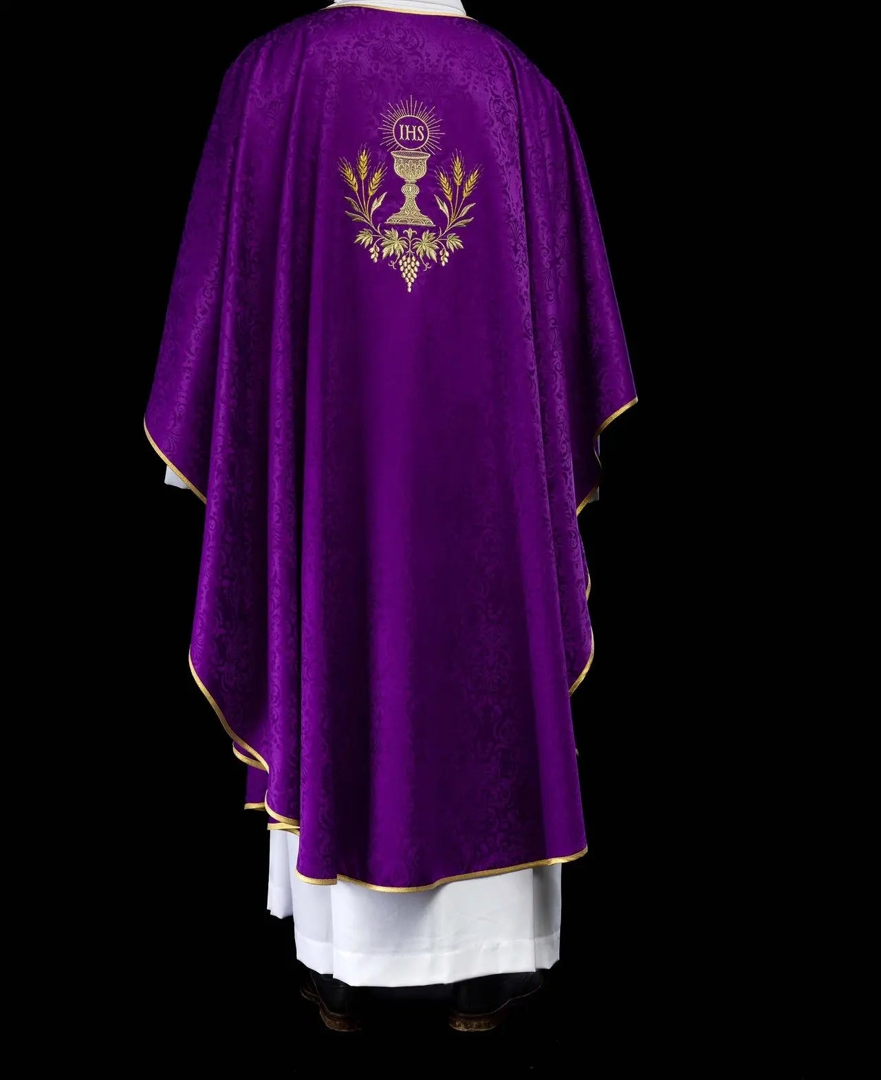 Chasuble liturgique violette avec broderie de calice et hostie sur tissu jacquard