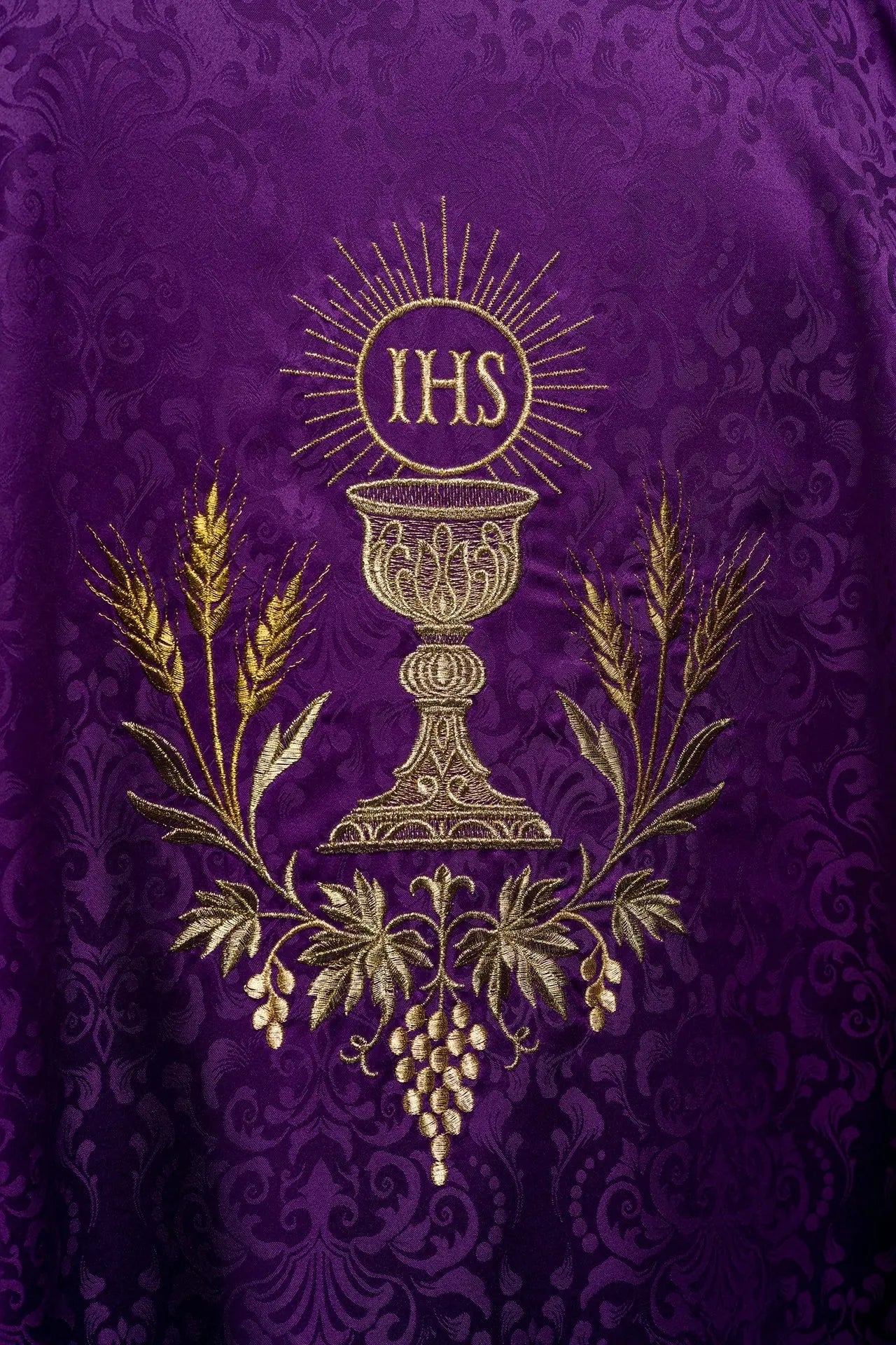 Chasuble liturgique violette avec broderie de calice et hostie sur tissu jacquard