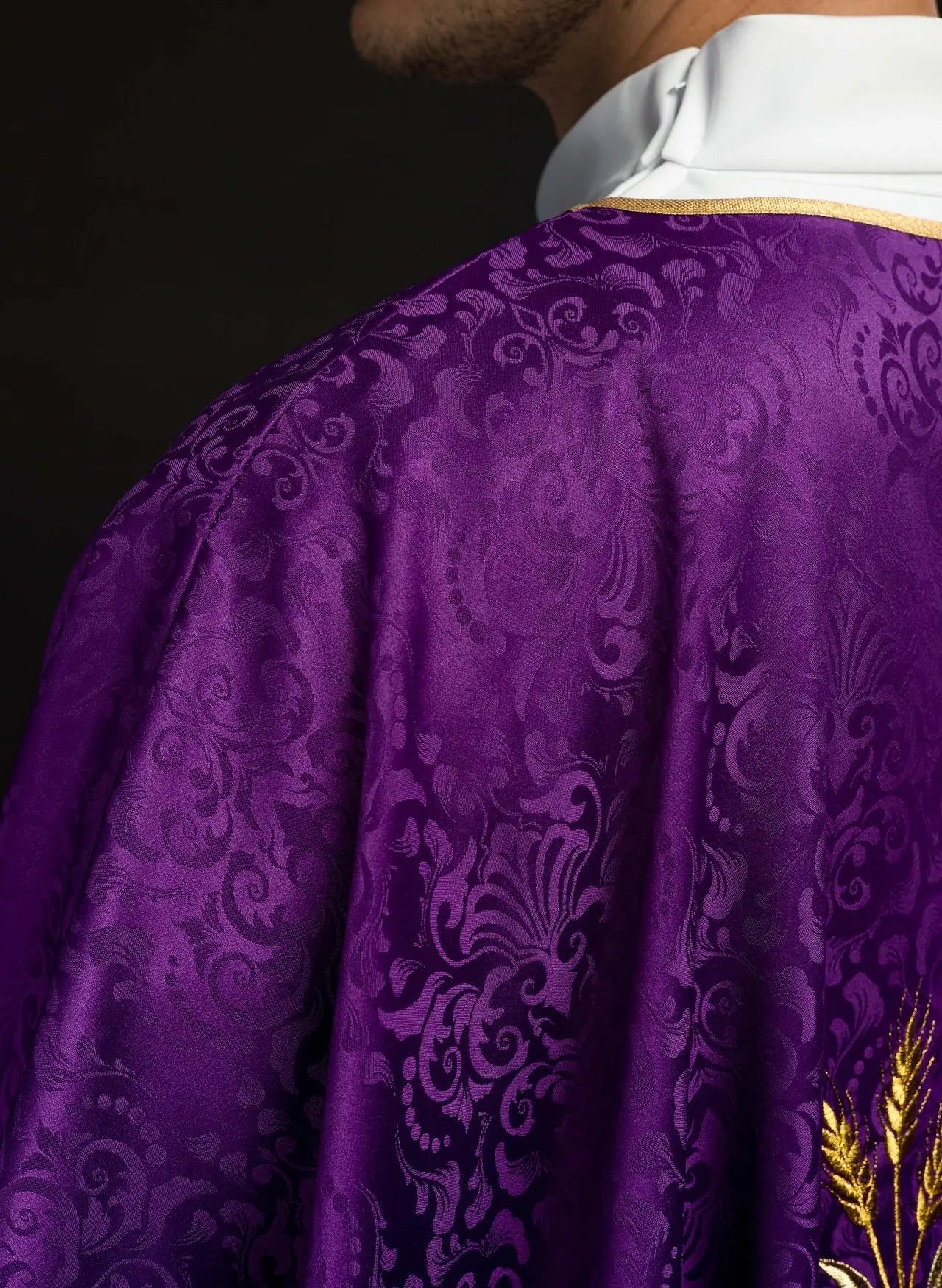 Chasuble liturgique violette avec broderie de calice et hostie sur tissu jacquard