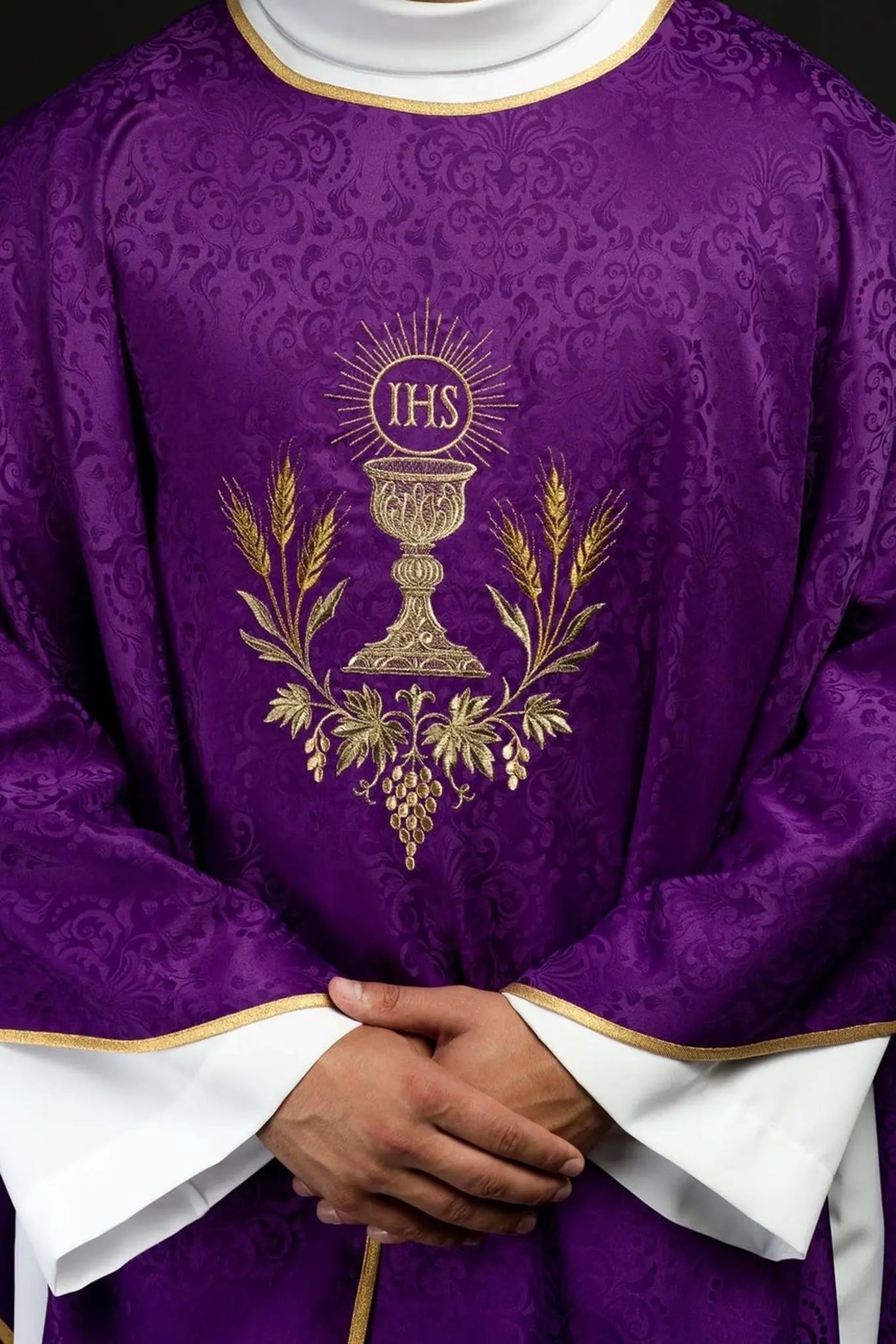 Chasuble liturgique violette avec broderie de calice et hostie sur tissu jacquard