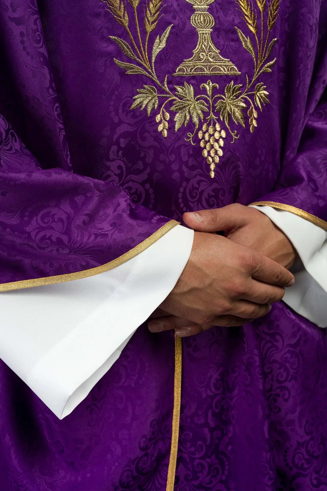 Chasuble liturgique violette avec broderie de calice et hostie sur tissu jacquard