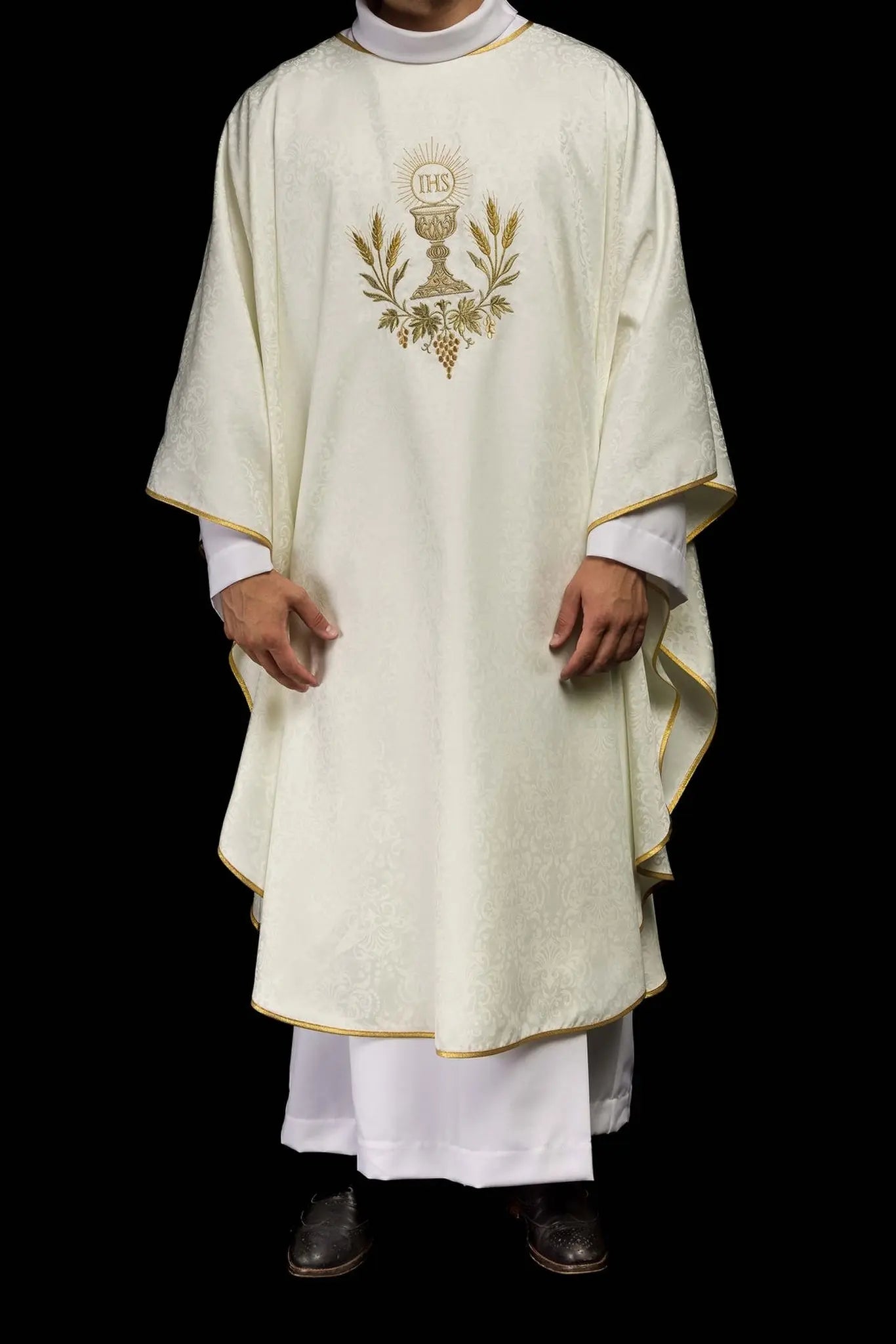 Chasuble liturgique écrue avec broderie de calice et hostie sur tissu jacquard