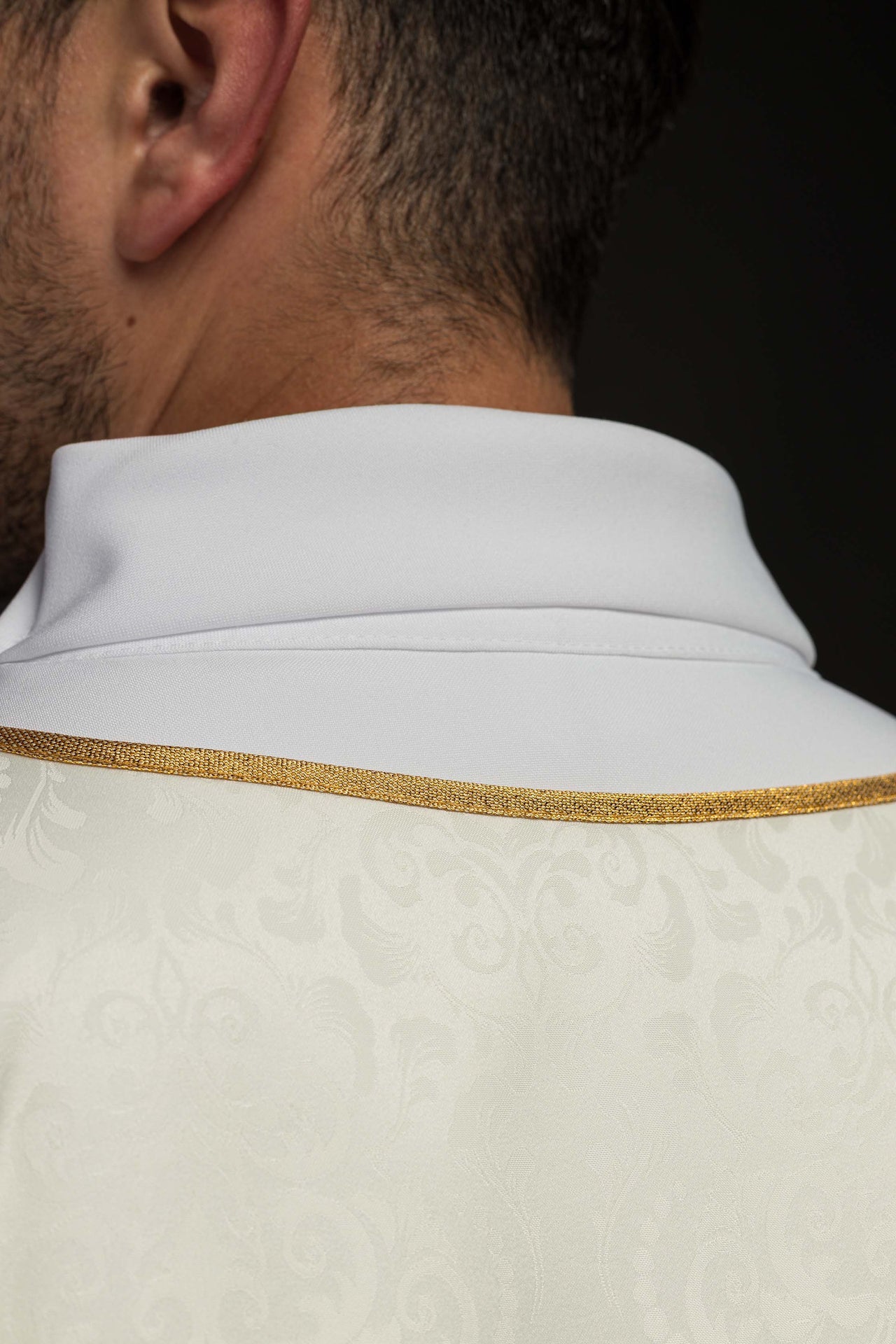 Ornat liturgiczny ecru z haftem kielicha i hostii na tkaninie żakardowej - ORNATY.PL