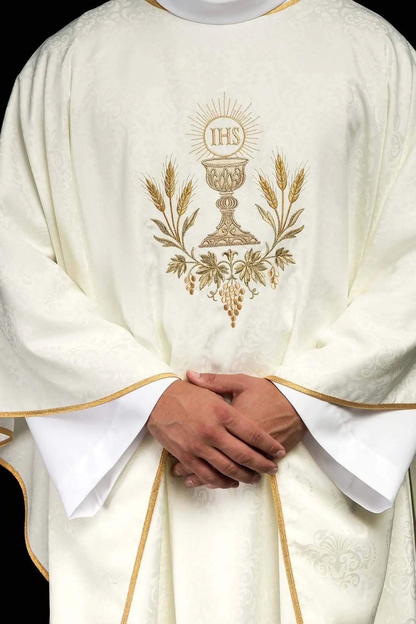 Chasuble liturgique écrue avec broderie de calice et hostie sur tissu jacquard