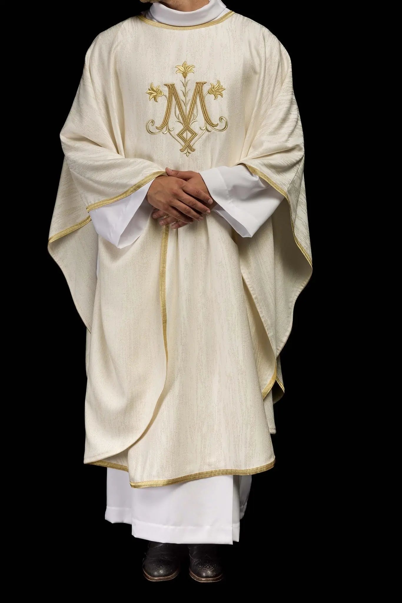Chasuble écrue avec un motif marial brodé sur tissu décoratif