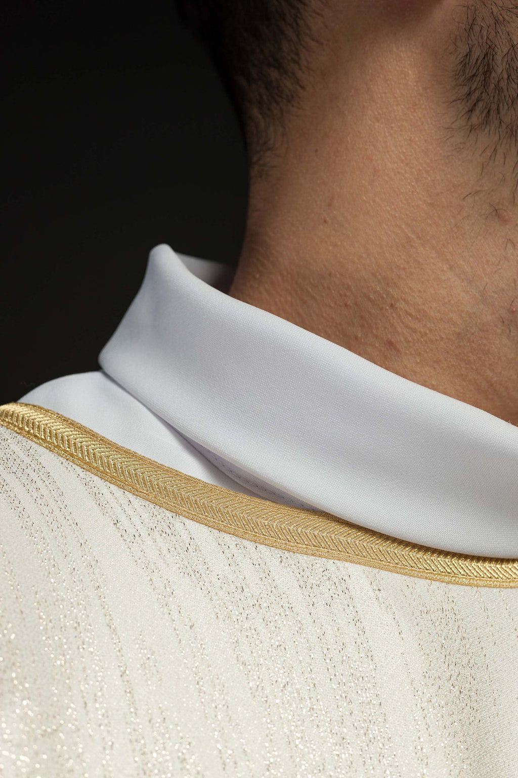 Ecru ornat z haftowanym motywem maryjnym na ozdobnej tkaninie - ORNATY.PL