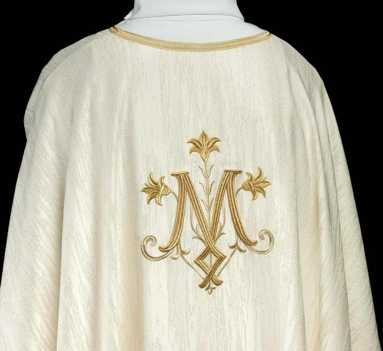 Chasuble écrue avec un motif marial brodé sur tissu décoratif