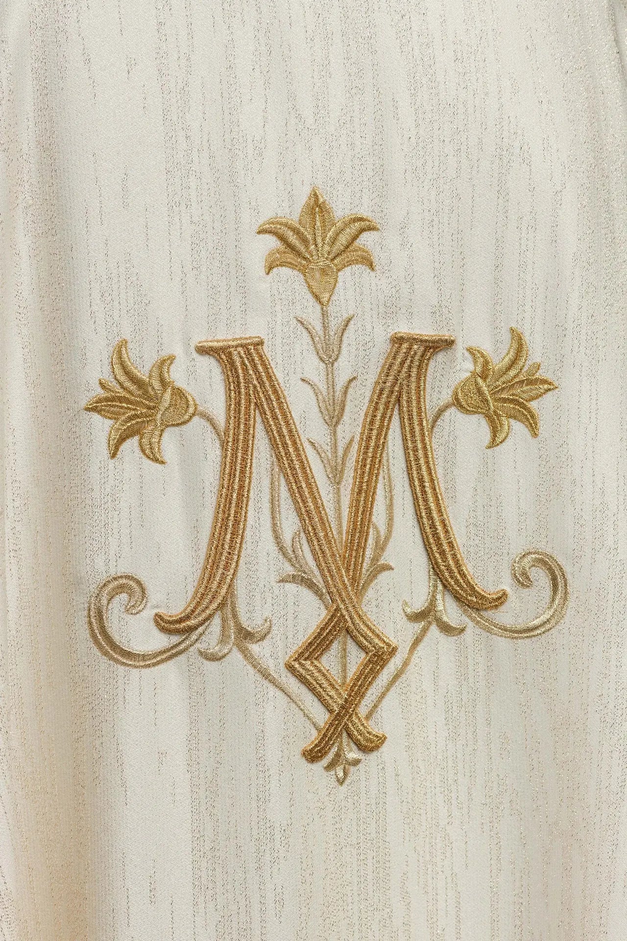 Chasuble écrue avec un motif marial brodé sur tissu décoratif