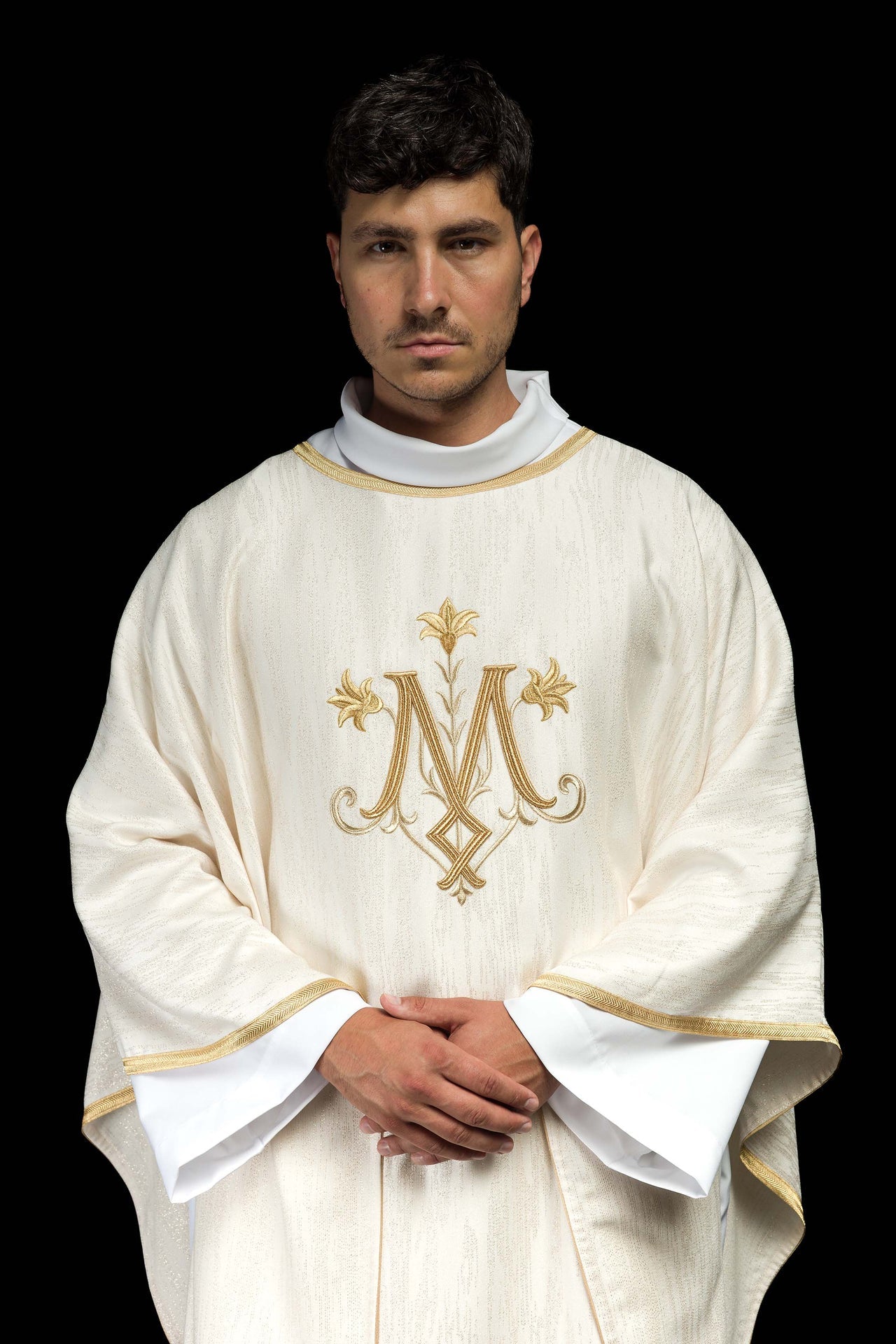 Ecru ornat z haftowanym motywem maryjnym na ozdobnej tkaninie - ORNATY.PL