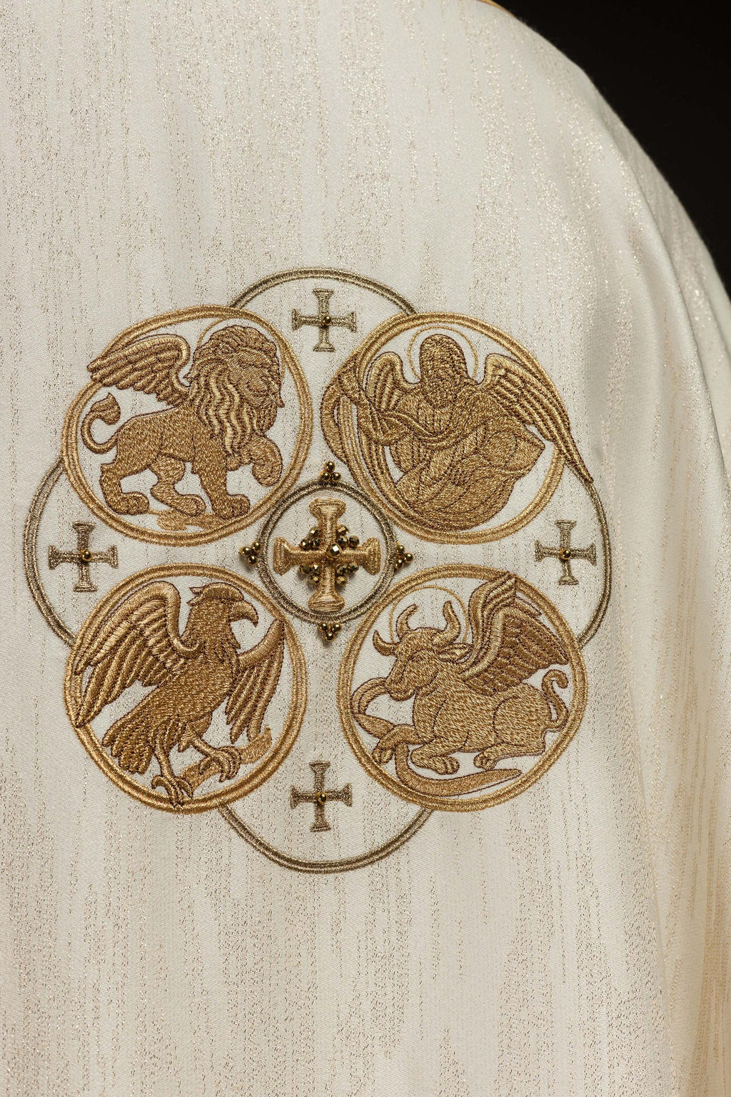 Ecru ornat z haftem 4 Ewangelistów na ozdobnej tkaninie - ORNATY.PL