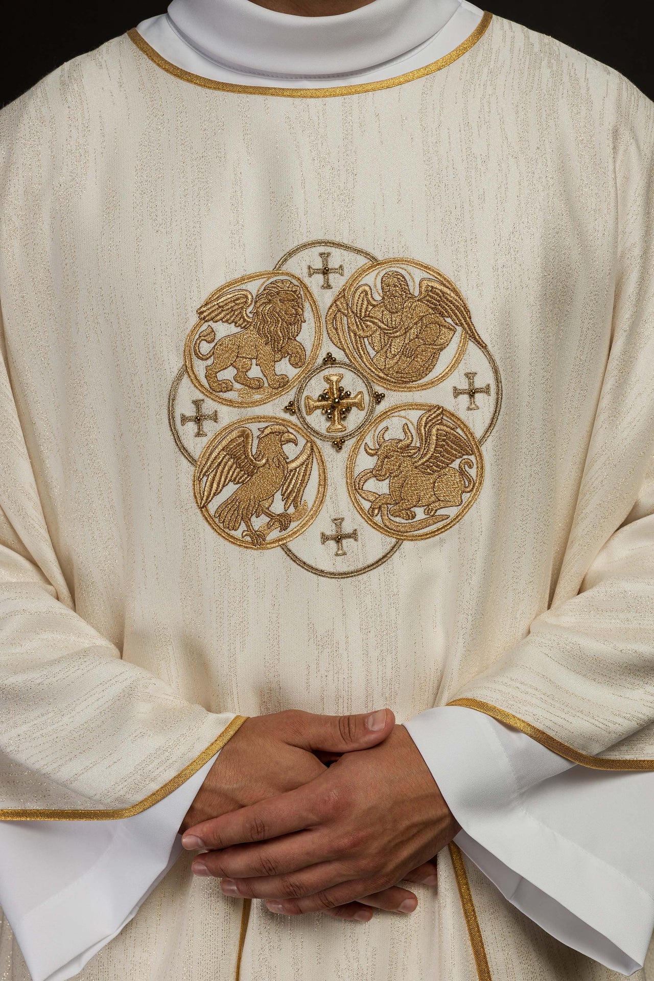 Ecru ornat z haftem 4 Ewangelistów na ozdobnej tkaninie - ORNATY.PL