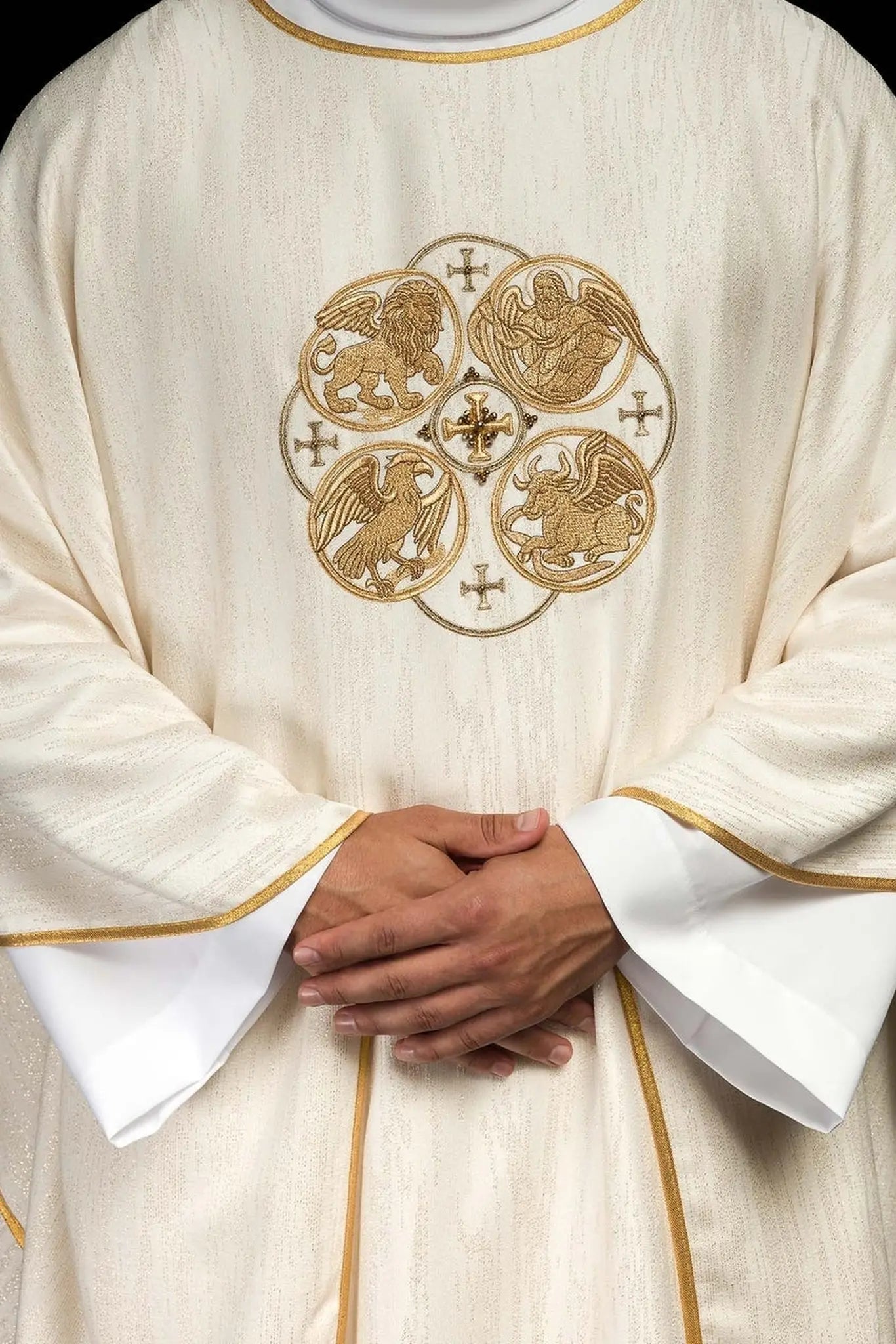 Chasuble écrue avec broderie des Quatre Évangélistes sur tissu décoratif