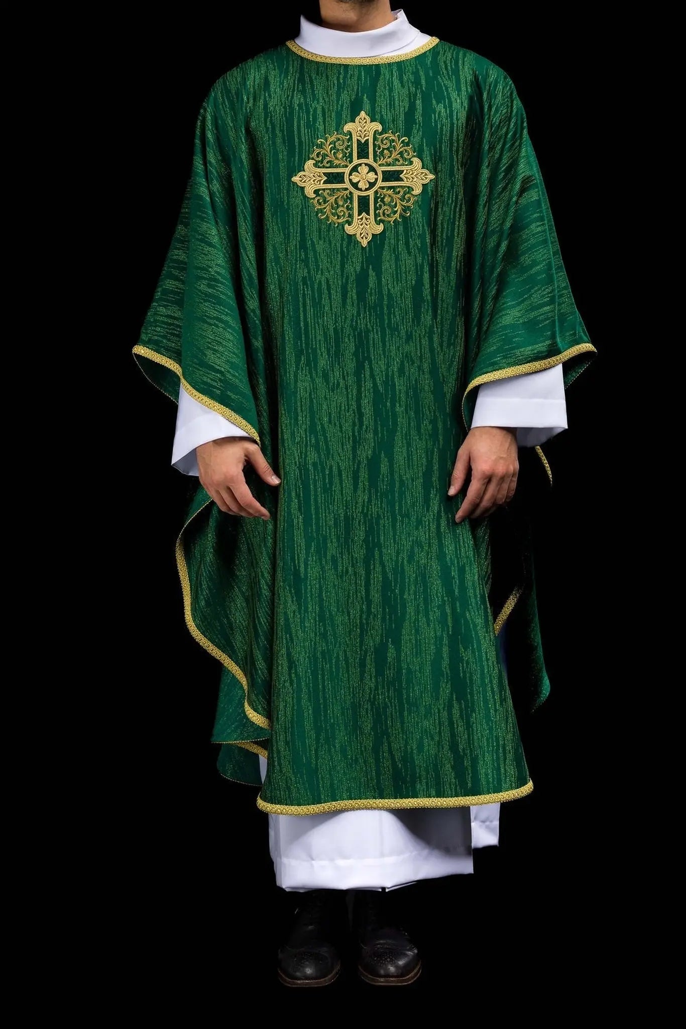 Chasuble verte avec motif de croix brodée sur tissu décoratif