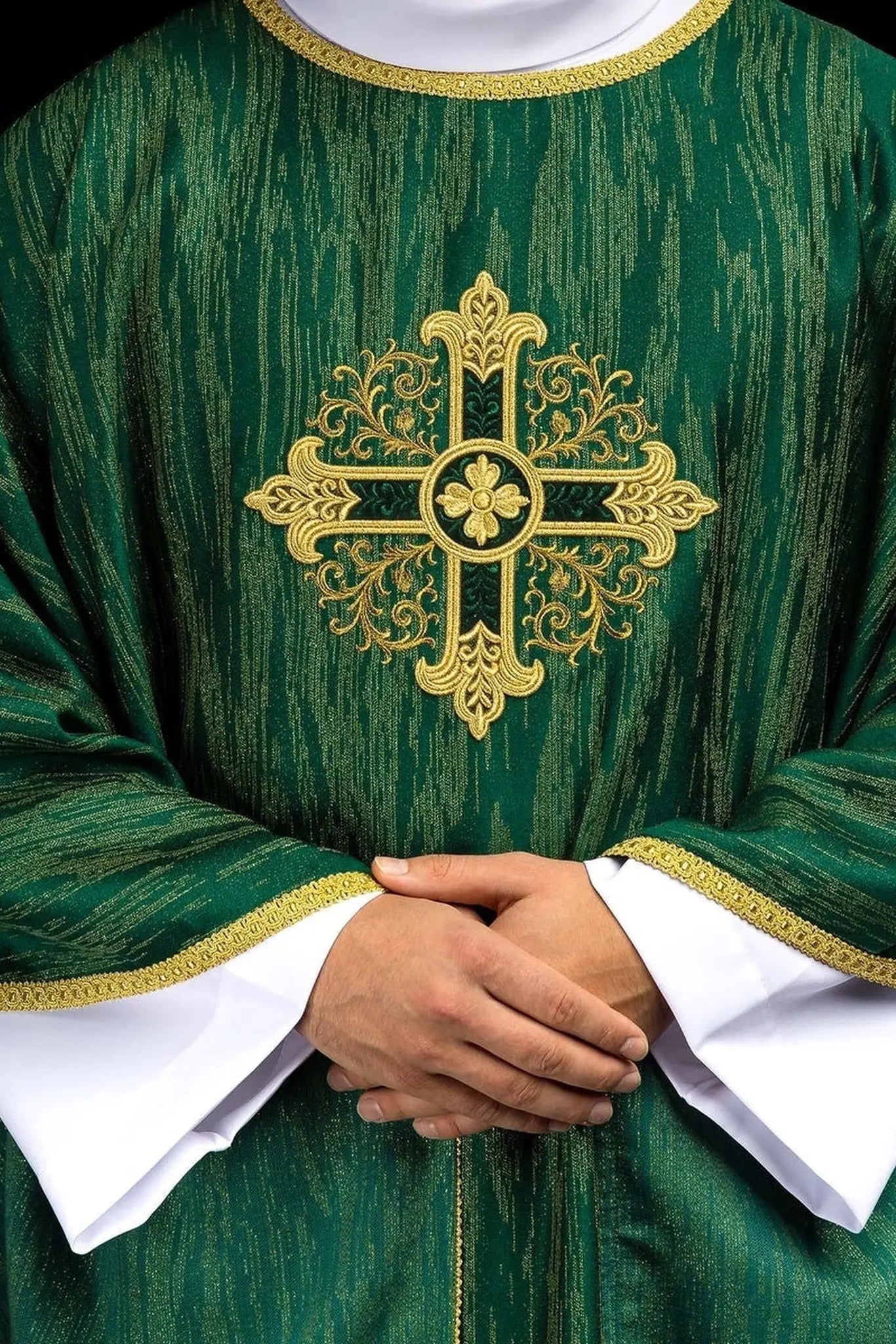 Chasuble verte avec motif de croix brodée sur tissu décoratif