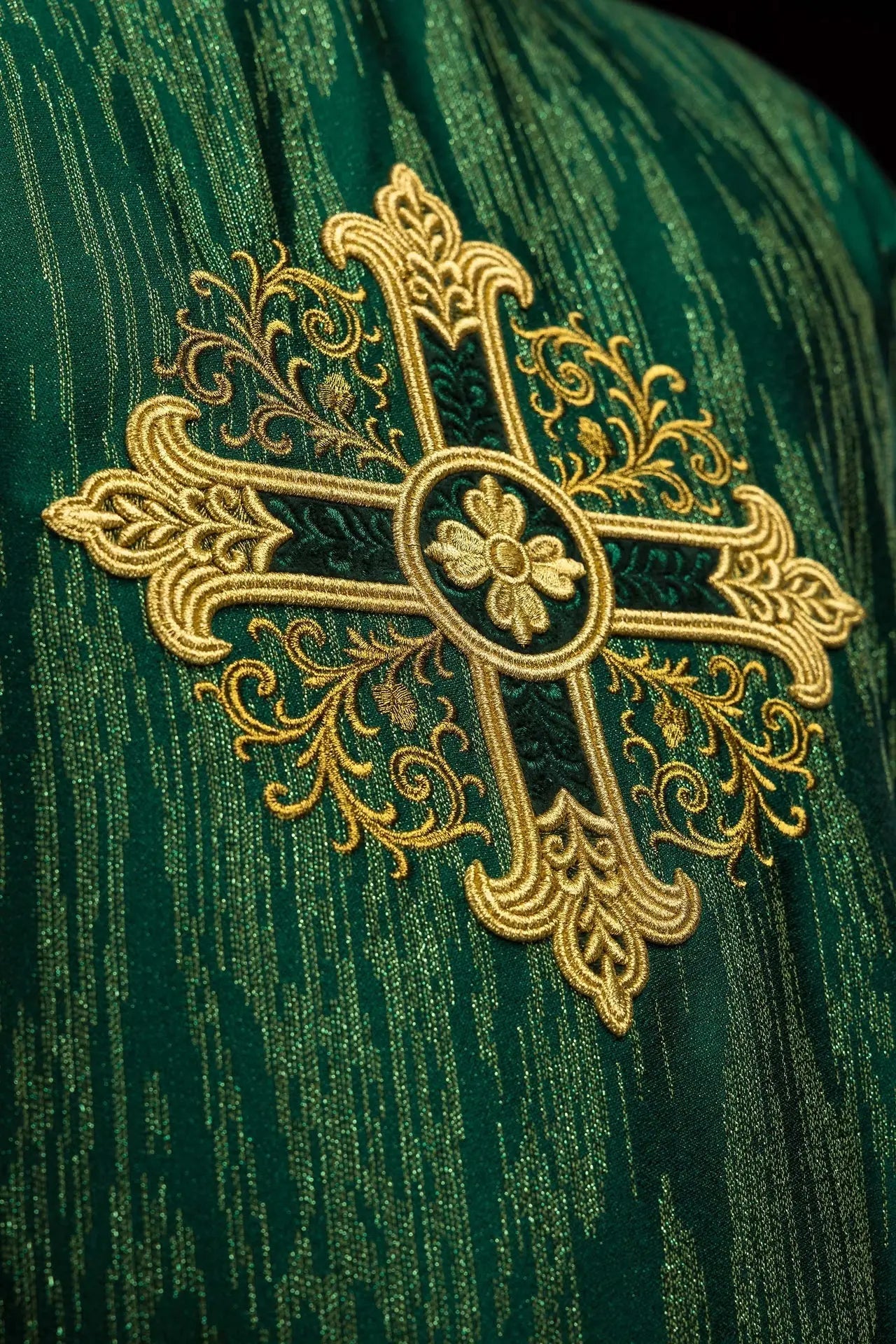 Chasuble verte avec motif de croix brodée sur tissu décoratif