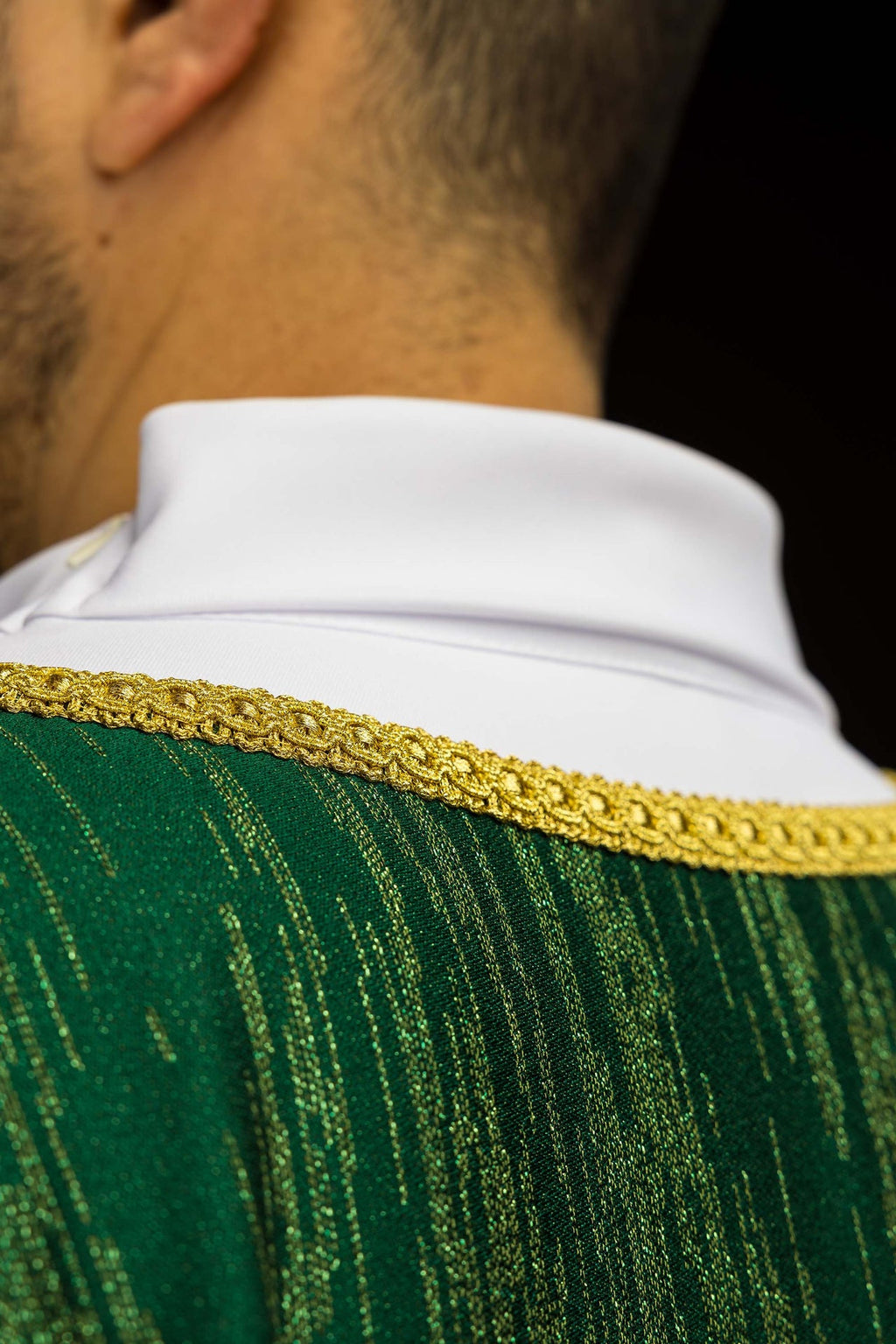 Ornement vert avec motif de croix brodé sur tissu décoratif