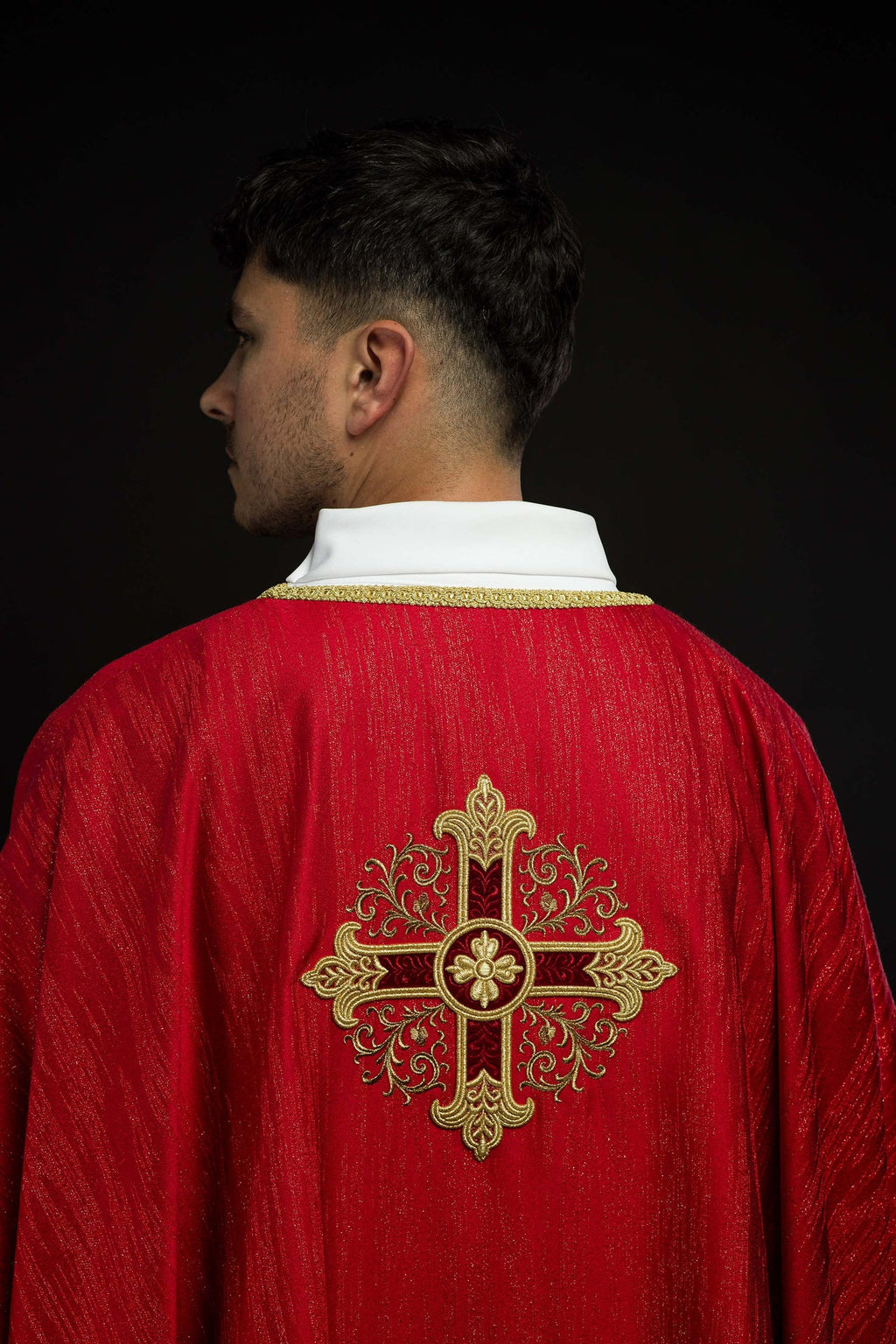 Czerwony ornat z haftowanym motywem krzyża na ozdobnej tkaninie - ORNATY.PL