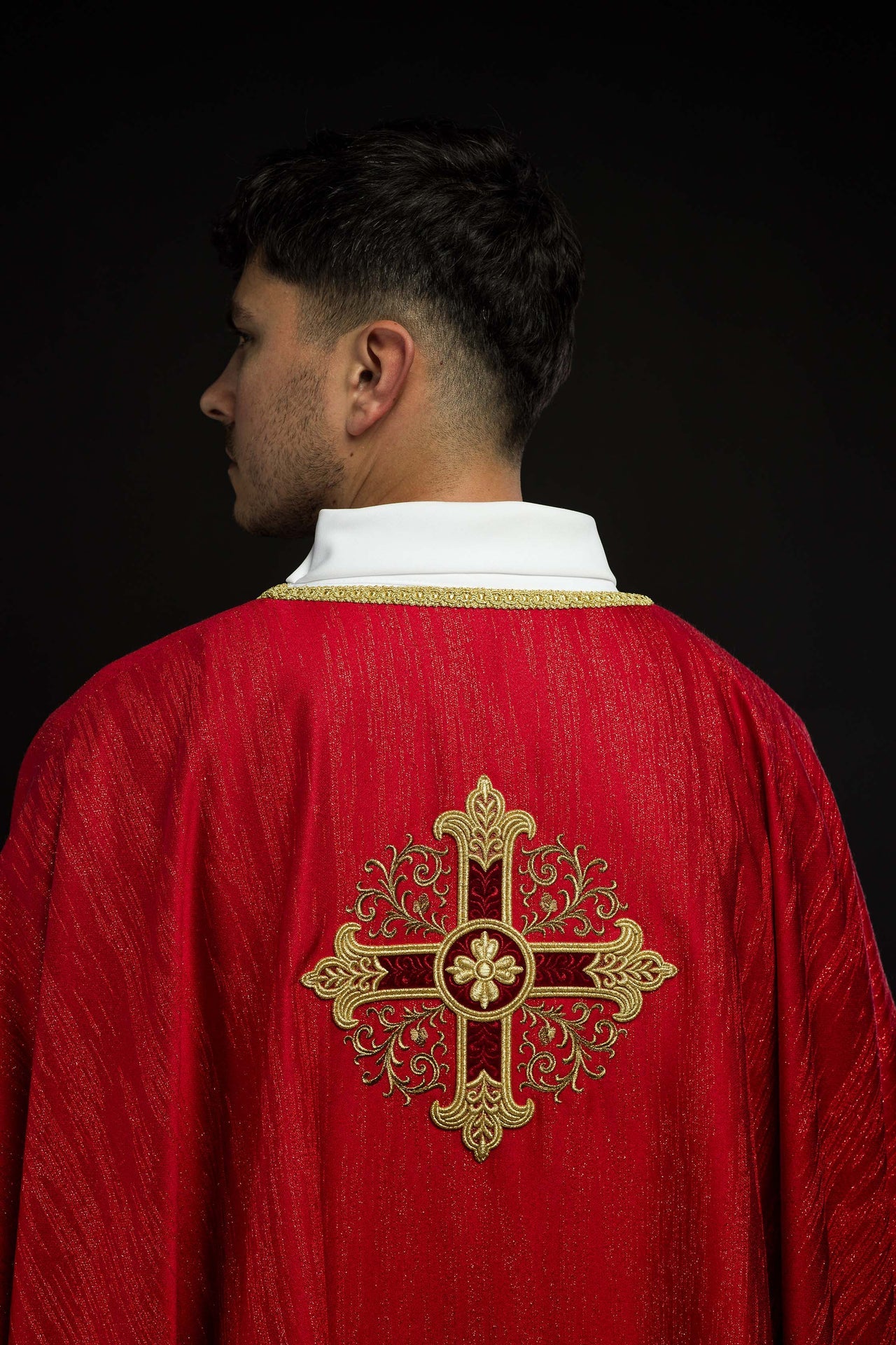 Czerwony ornat z haftowanym motywem krzyża na ozdobnej tkaninie - ORNATY.PL