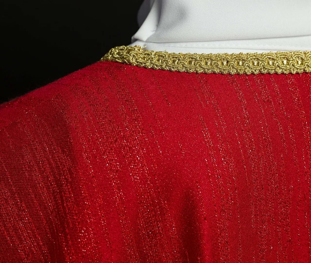 Chasuble rouge avec motif de croix brodée sur tissu décoratif