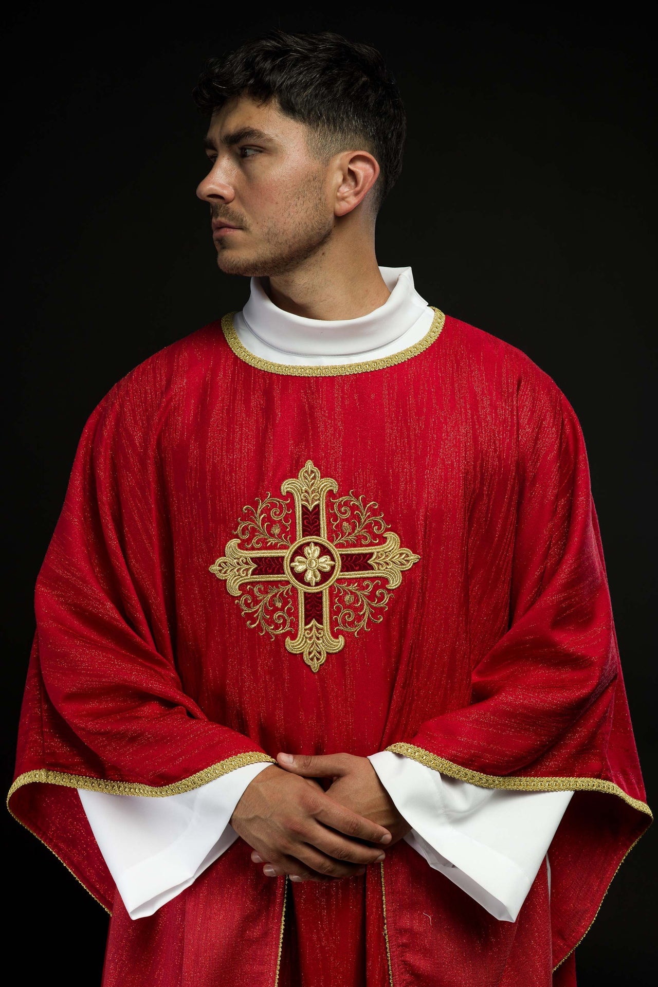 Czerwony ornat z haftowanym motywem krzyża na ozdobnej tkaninie - ORNATY.PL