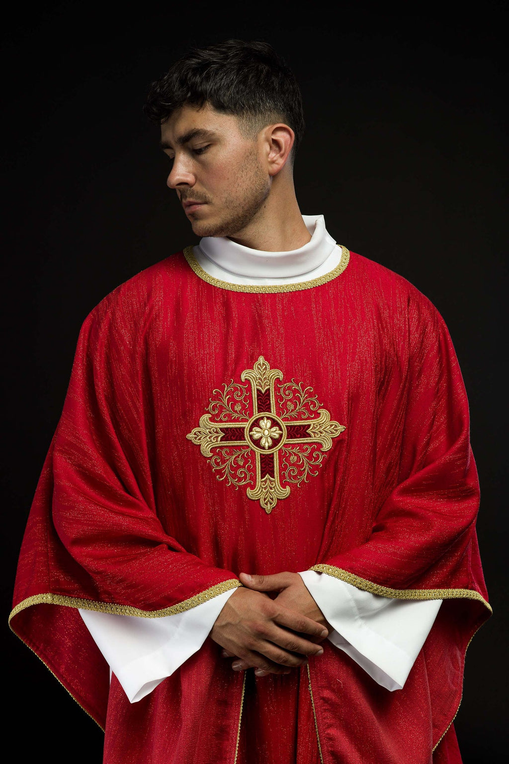 Czerwony ornat z haftowanym motywem krzyża na ozdobnej tkaninie - ORNATY.PL