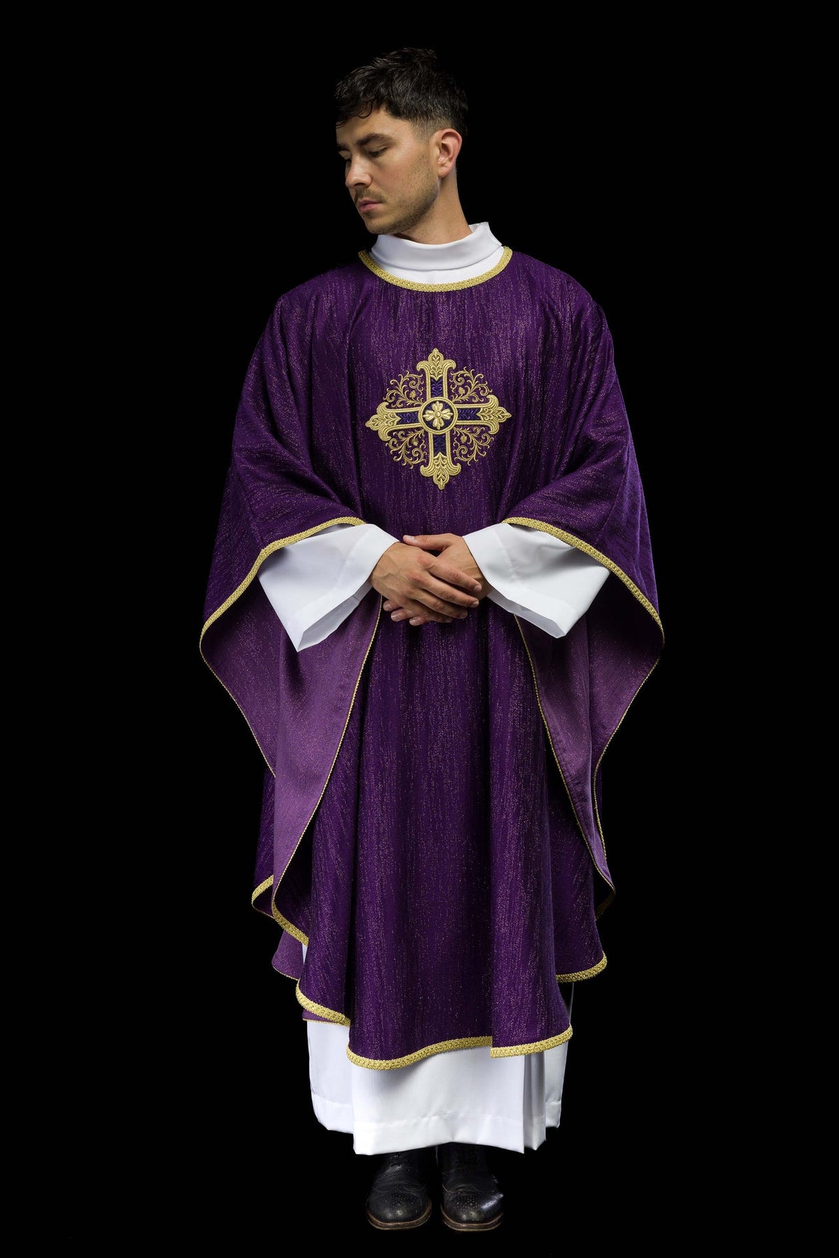 Fioletowy ornat z haftowanym motywem krzyża na ozdobnej tkaninie - ORNATY.PL