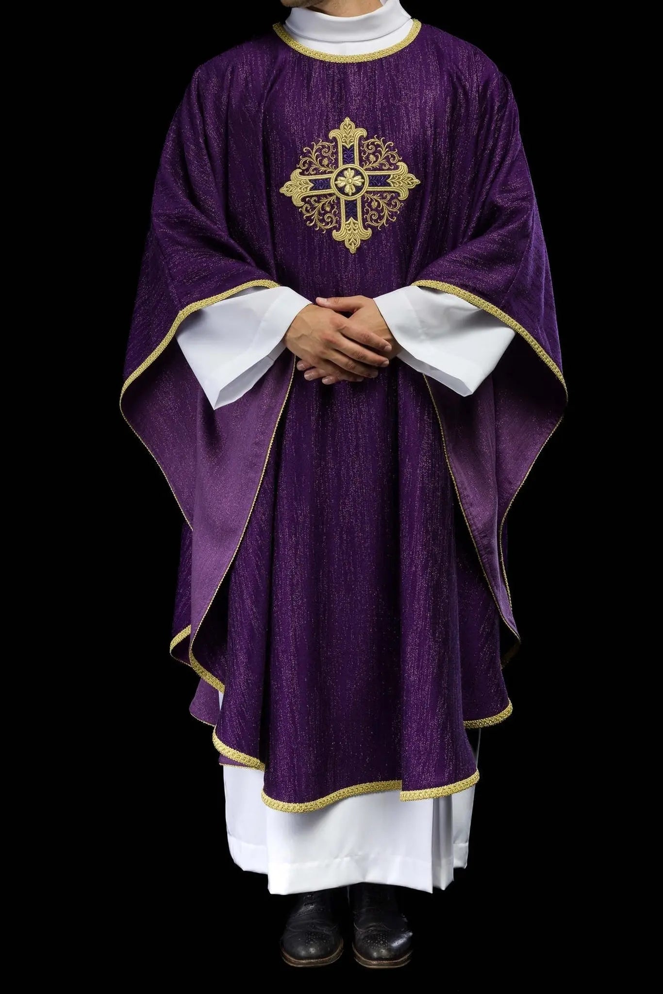 Chasuble liturgique violette avec un motif de croix brodé sur tissu décoratif