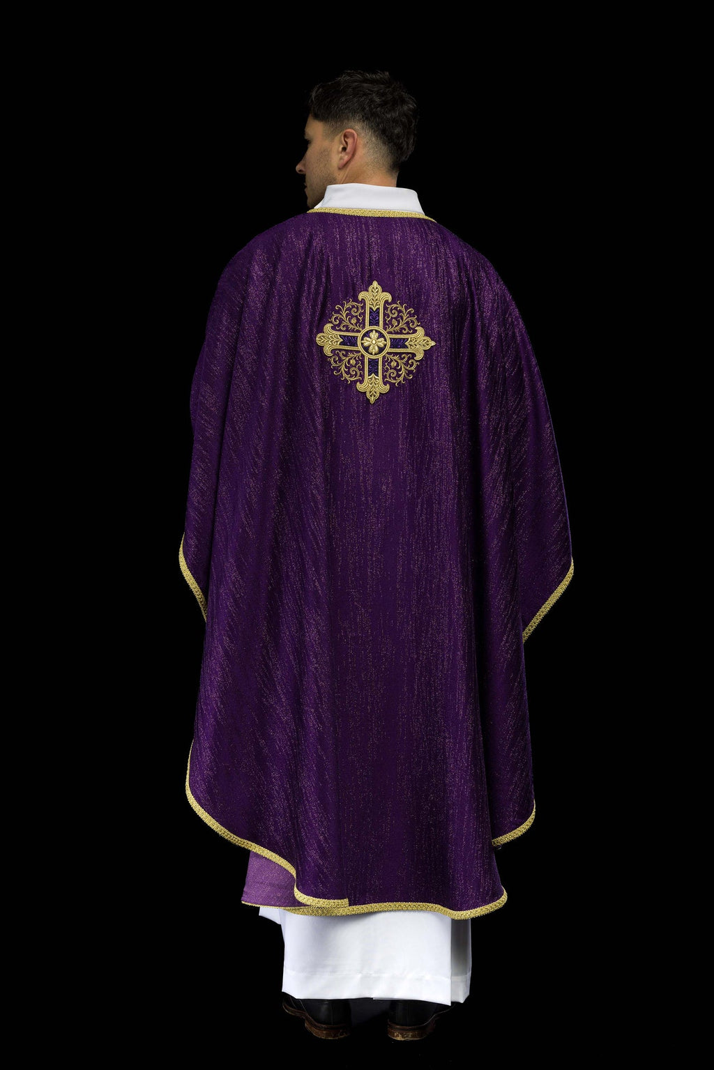 Fioletowy ornat z haftowanym motywem krzyża na ozdobnej tkaninie - ORNATY.PL