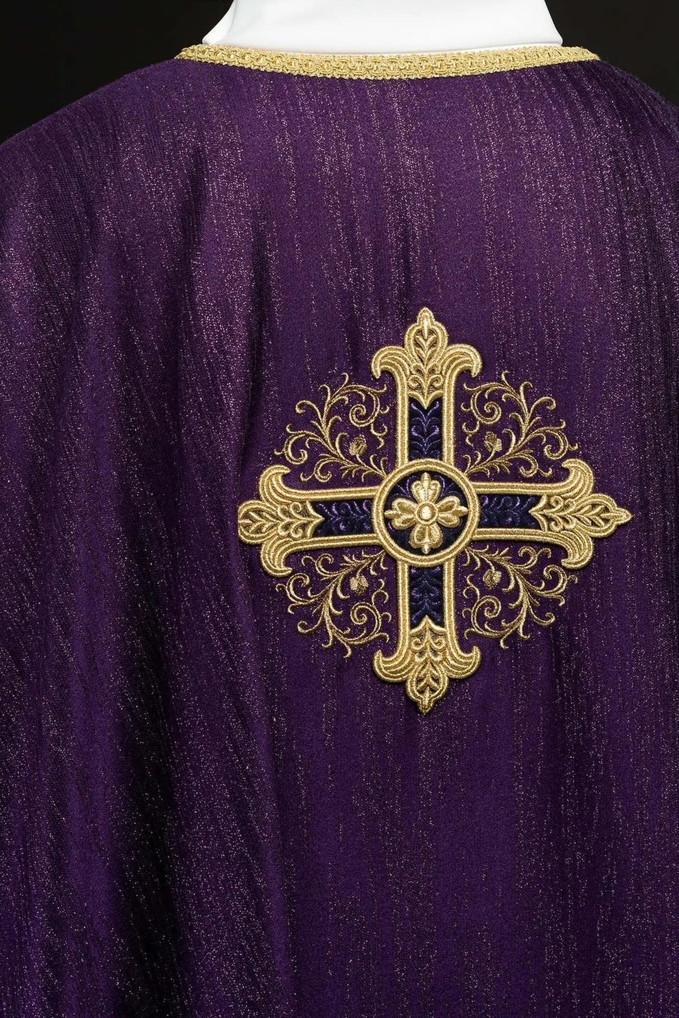 Chasuble liturgique violette avec un motif de croix brodé sur tissu décoratif