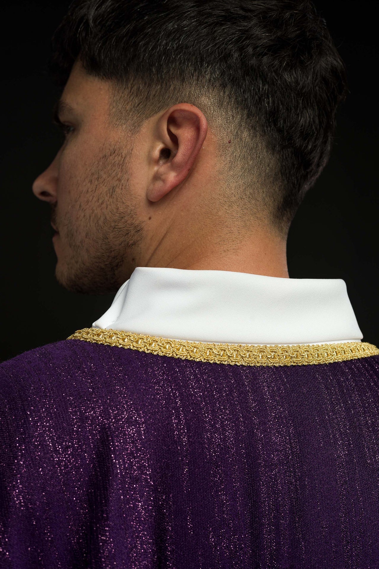 Fioletowy ornat z haftowanym motywem krzyża na ozdobnej tkaninie - ORNATY.PL