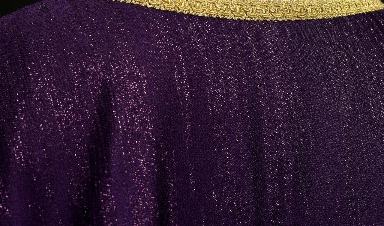 Chasuble liturgique violette avec un motif de croix brodé sur tissu décoratif