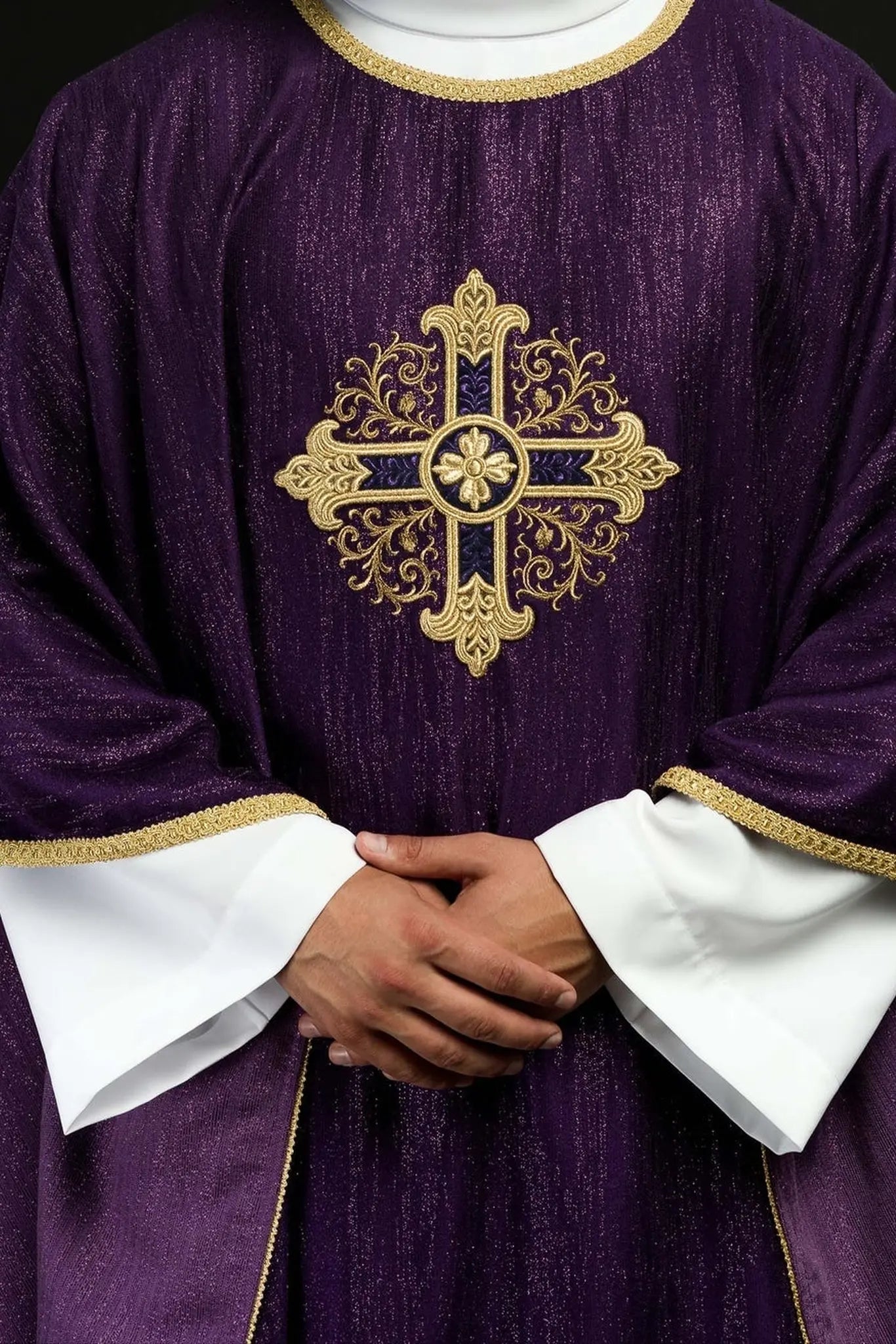 Chasuble liturgique violette avec un motif de croix brodé sur tissu décoratif