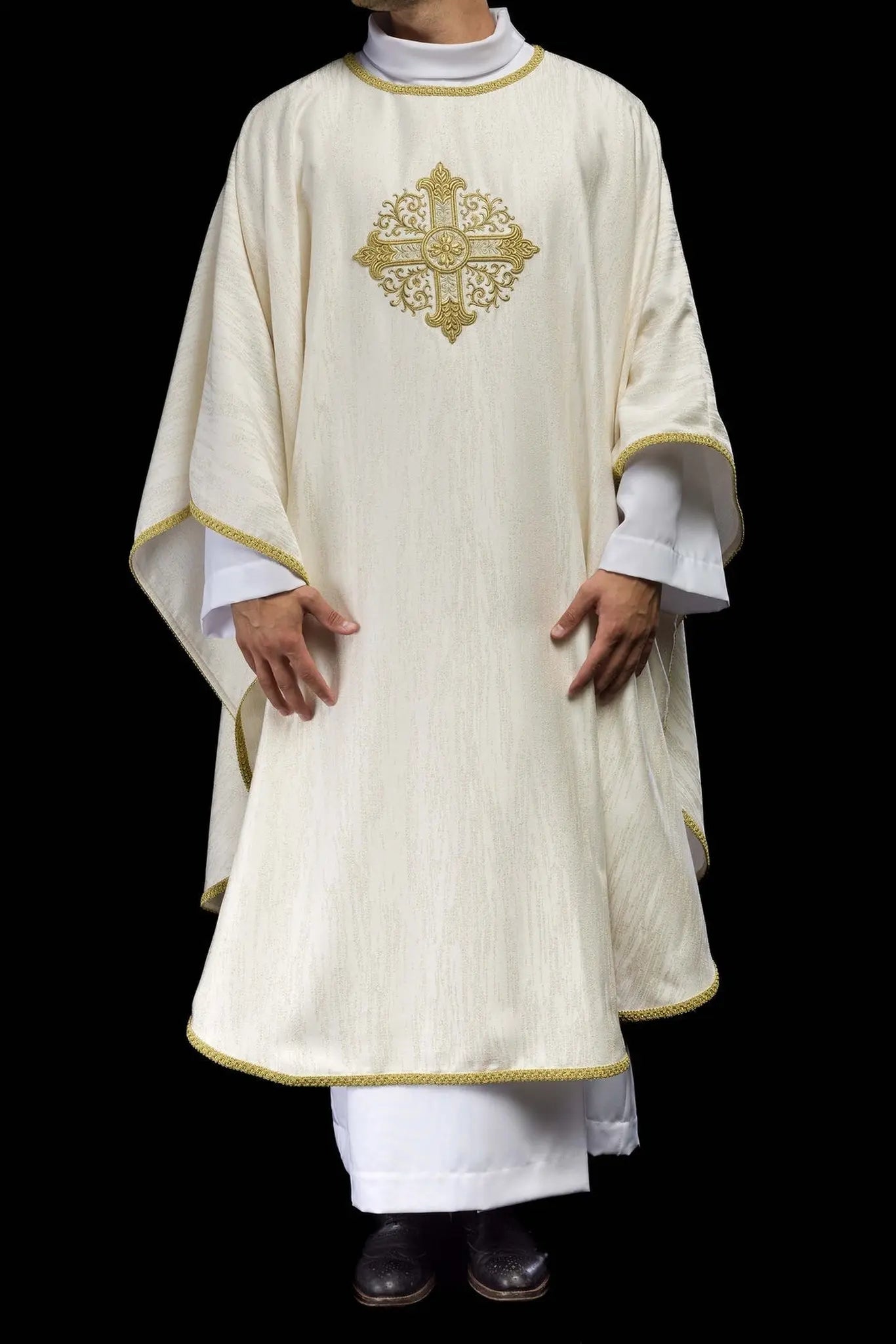 Chasuble écrue avec motif de croix brodé sur tissu décoratif